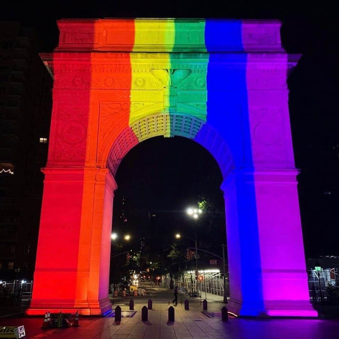 ELLE DECORさんのインスタグラム写真 - (ELLE DECORInstagram)「Washington Square Arch will be lit by rainbow lights in honor of Pride celebrations this weekend. Back in 1978, Harvey Milk, the first openly gay elected official in California, asked artist Gilbert Baker to design a symbol for the LGBTQ+ community, and the rainbow flag was born. 🏳️‍🌈 The Washington Square Arch lights were designed by @jasonsherwooddesign, @tovarbri, and @livesight.」7月1日 9時29分 - elledecor