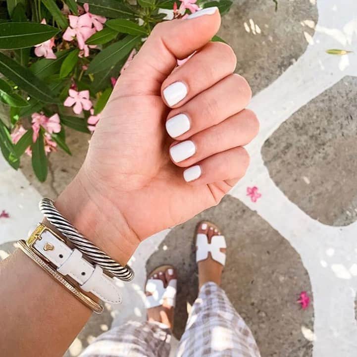 OPIさんのインスタグラム写真 - (OPIInstagram)「White nail polish is always the best summer accessory! We’re #OPIObsessed @kristinahendley with your #suzichasesportugeese⁠⠀ #manipedi  #sunday #whitenails #nails #notd #weekend #style #accessories」7月1日 9時29分 - opi