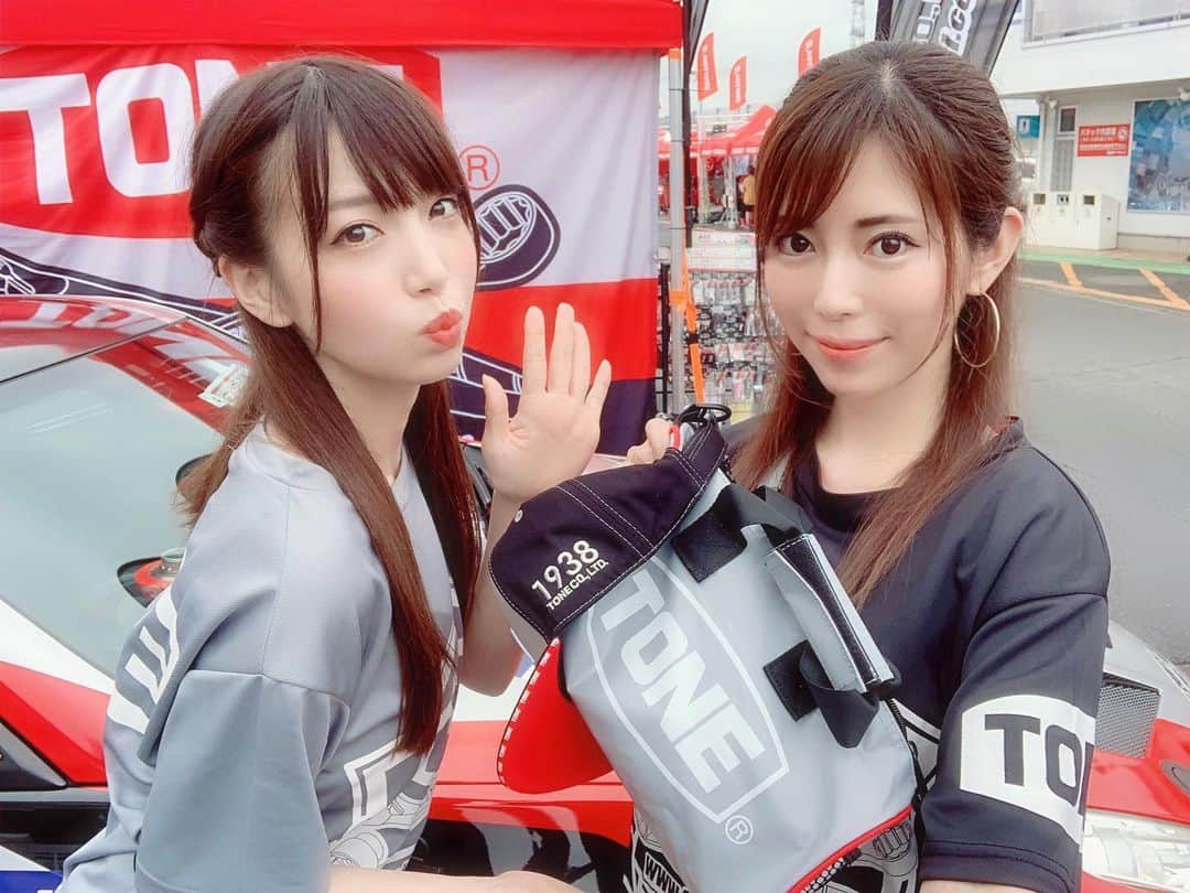 さわいえりさんのインスタグラム写真 - (さわいえりInstagram)「D1開幕戦 TONEのRQでした🏁  TONEブース人気グッズをご紹介✨ 新作Tシャツ&ボストンバック&キャップ  これでTONE的、 お洒落なカジュアルコーデ👶 #さわえりコーデ 観戦グッズにぴったり♪  今回は、新型GRスープラで話題の斎藤選手をはじめ、 横井選手、日比野選手などTONEがサポートしているドライバーの応援をしたよ🏎 TONE決勝対決は凄かった！  相方まみたすも、オモロで楽しかったよー💕  サキトモが放送見てたみたいで、私ちょこちょこ映っていたそうなので、落ち着いたら観たいと思います⭐️ ・ ・ ・ ・ ・ ・ ・ ・ ・ ・ ・ ・ ・ #D1#D1GP#D1グランプリ#開幕戦#筑波サーキット#TONE#レースクイーン」7月1日 9時40分 - beauty_eri7