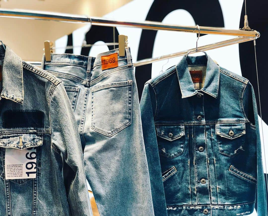 内山理名さんのインスタグラム写真 - (内山理名Instagram)「GAP 50th..❤️❤️ ・  2019 FALL PRESS PREVIEW にいってきたよ。 #denim 色んなタイプあってたのしいたのしい！  珍しくオーバーオールを付けました✔️ あまり見ないタイプの #yogawear も この秋の楽しみだ✌🏻 って まだ梅雨真っ只中だけどね〜w ・ #gap50th」7月1日 9時40分 - rinauchiyama_official