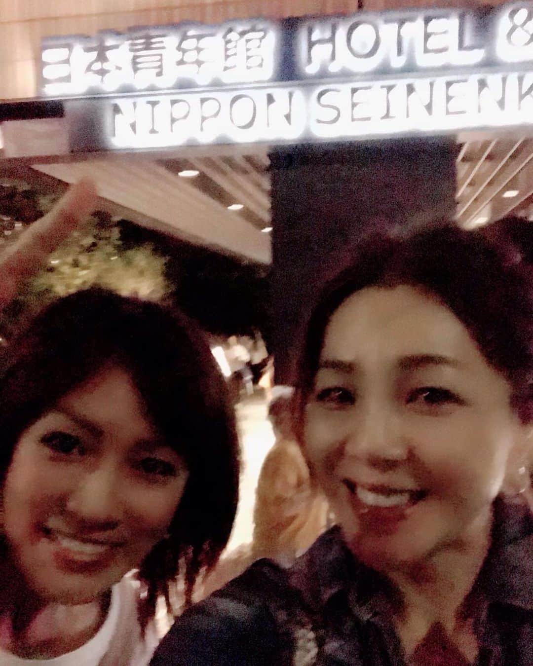 井上貴子のインスタグラム：「元女子プロレスラーの 仲村由佳っちと  工藤静香ちゃんのライブへ^ ^  扇子が壊れたところだったので グッズ売り場に並んで購入（笑） ユカとおそろーい^ ^  関係者の席まで満員で バタバタしてるんだろうなー と思ったのと  いつもいるスタッフの方と お逢いできずだったので  楽屋訪問しなかったんだけど。  用があって早く帰っちゃった？ 体調悪くなっちゃったとか？  と… 御本人から連絡もらって。  心配までしてもらっちゃって。  気遣いハンパないしーちゃん^ ^  相変わらずのスレンダーな身体から 迫力ある唄声…  曲の合間で話す 可愛くて面白いエピソード。  ファンからの容赦ない セットリスト以外のリクエストも 本気で1番全部唄ってくれたり。  サイコー^ ^  最後の写真は メロンかき氷🍧  露店などで売ってるかき氷も メロンが大好き！  昭和と令和ではかき氷メロンも ルックスが違いすぎる〜（笑）  ユカはブルーベリーを 食べていた^ ^ 可愛かった〜！ Happyで^ ^  #井上貴子  #LLPWX #女子プロレス #紅緒と柊音 #トイプードル #仲村由佳 #メロンかき氷 #扇子」