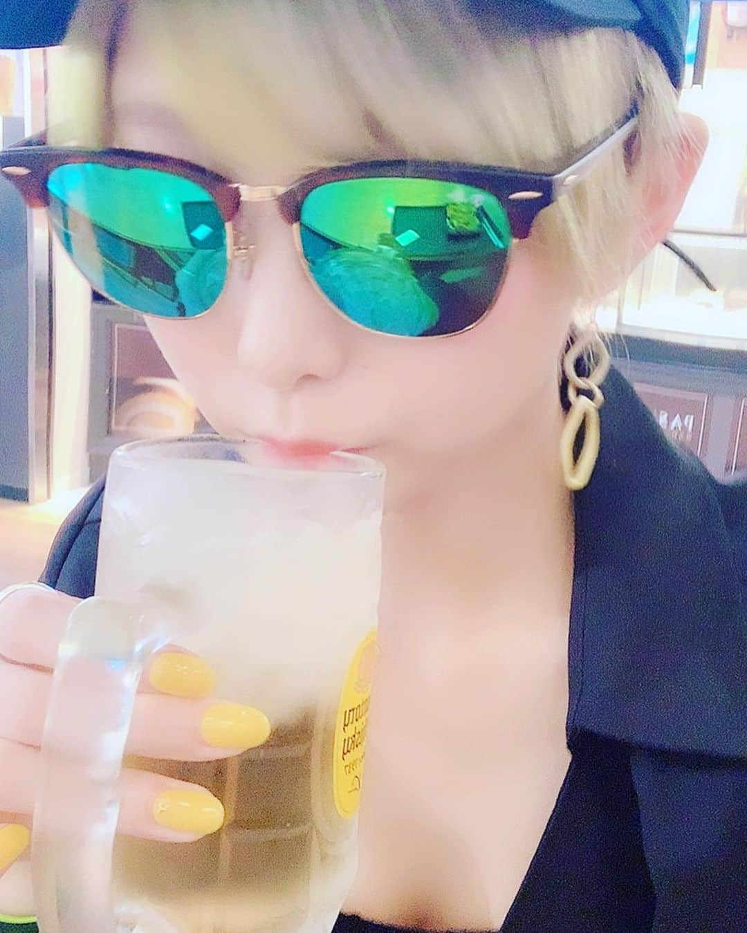 澁谷梓希さんのインスタグラム写真 - (澁谷梓希Instagram)「海外行くまで酒飲んで 向こうでは必死に勉強してくる . 海外の経済や流行を しっかり把握しておきたい . 日本に持ち帰れるデータは 吸収していきたい。 . もっと日本の素敵な文化が いち早く、1秒でも早く 海外に広まっていけるように。」7月1日 9時51分 - azk_s811