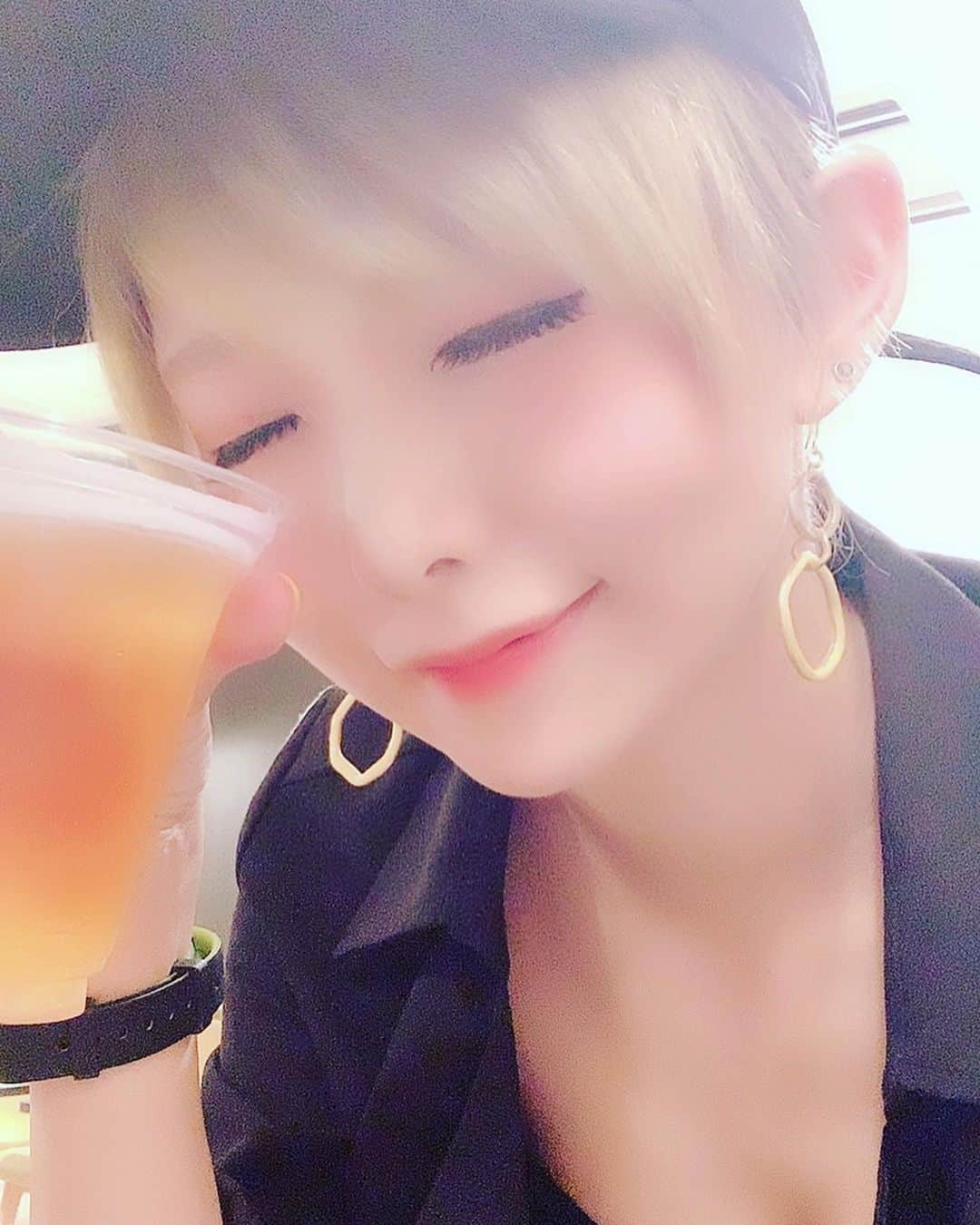 澁谷梓希さんのインスタグラム写真 - (澁谷梓希Instagram)「海外行くまで酒飲んで 向こうでは必死に勉強してくる . 海外の経済や流行を しっかり把握しておきたい . 日本に持ち帰れるデータは 吸収していきたい。 . もっと日本の素敵な文化が いち早く、1秒でも早く 海外に広まっていけるように。」7月1日 9時51分 - azk_s811