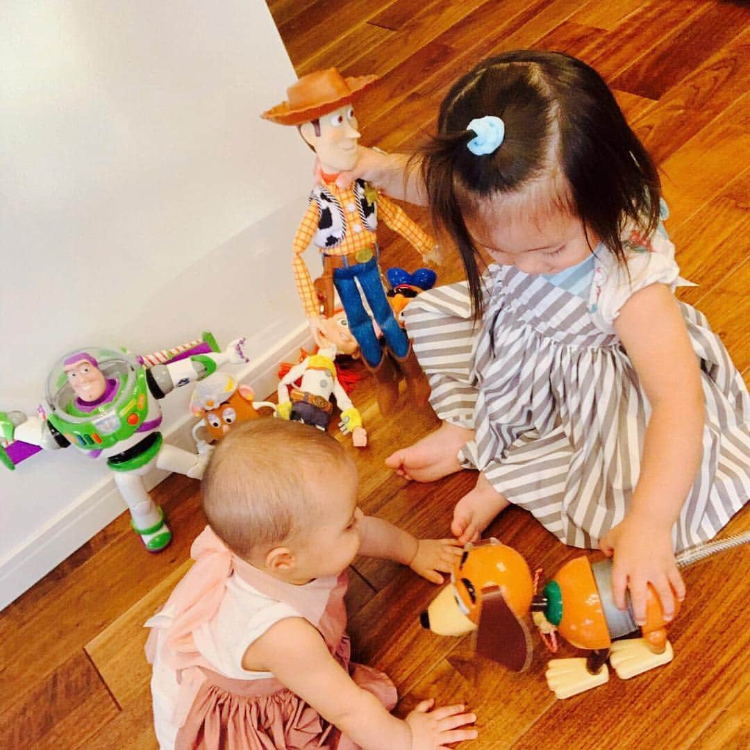 土屋アンナさんのインスタグラム写真 - (土屋アンナInstagram)「新しい仲間が増えてウキウキ💕 いーつっも一緒🐣💖🐣💖🐣 #disney #toystory #toystory4 #baby #sisters」7月1日 9時56分 - annatsuchiya0311