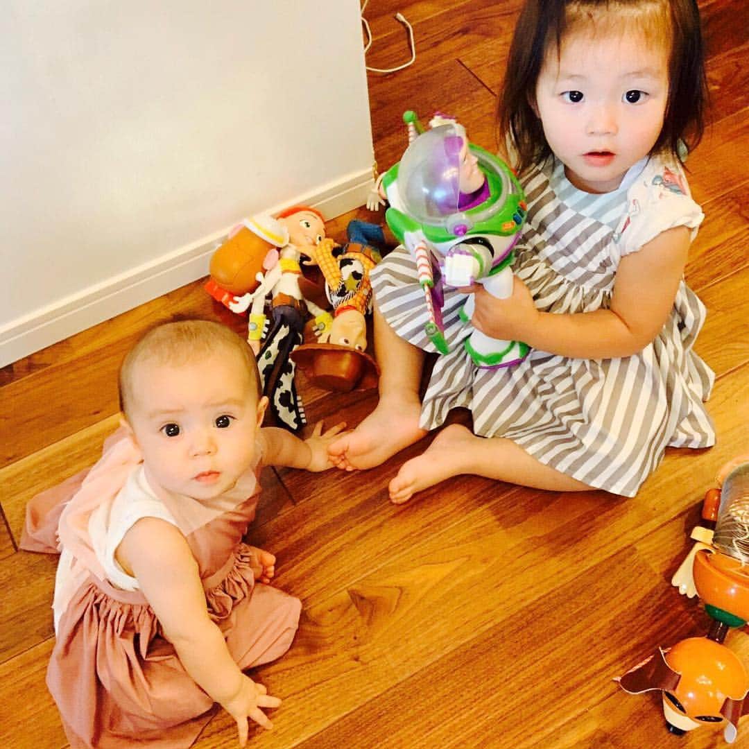 土屋アンナさんのインスタグラム写真 - (土屋アンナInstagram)「新しい仲間が増えてウキウキ💕 いーつっも一緒🐣💖🐣💖🐣 #disney #toystory #toystory4 #baby #sisters」7月1日 9時56分 - annatsuchiya0311