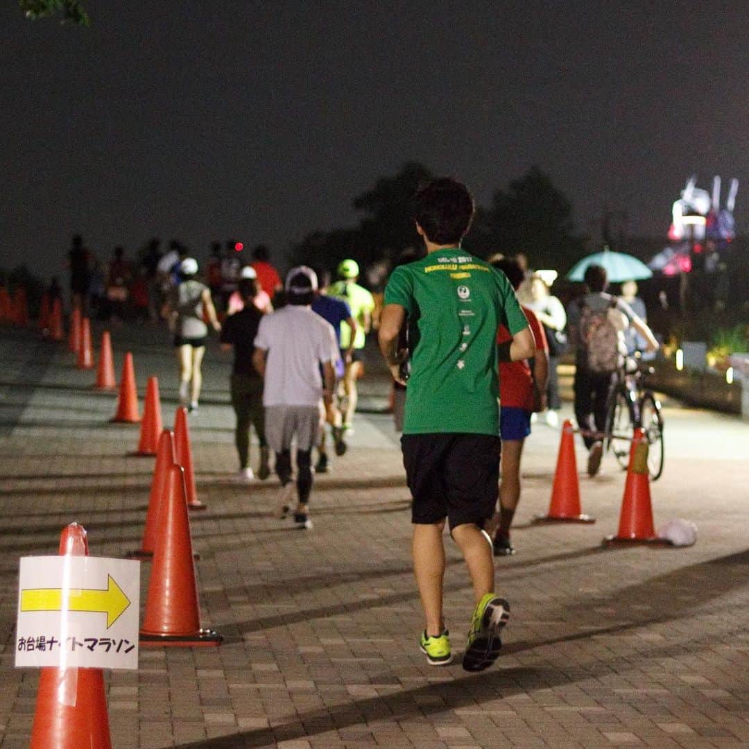 run+さんのインスタグラム写真 - (run+Instagram)「2019.06.29（金）第14回お台場ナイトマラソン 仕事終わりの大会っていうのも夜の大会なのもすごく新鮮✨ ・ ヴィーナスフォートの大観覧車、ダイバーシティーのガンダム、球体輝くフジテレビ…お台場のイルミネーション盛り沢山！ そして東京タワーとレインボーブリッジへ向かってゴールするのも最高っ✨ 強めな風と時折雨がパラつくも夏の夜だからそれもまた心地良くて♪ 東京の夜景を観ながらの大会なんてなんて贅沢なんだろー😍 そのあとは応援に来てくれたお友達もみんなでモンスーンカフェへ。 ジメジメするとアジアン🌴がよりおいしく感じる( *´艸｀) ・ 今週ラン2回、仕事&買い物1回、大会1回と4回もお台場へ上陸。 偶然にしても今週は良く来たなー😅 ・ #お台場ナイトマラソン #第十四回お台場ナイトマラソン #お台場 #odaiba #イルミネーション #イルミラン #イルミRUN #夜ラン #街ラン」7月1日 10時00分 - runplus