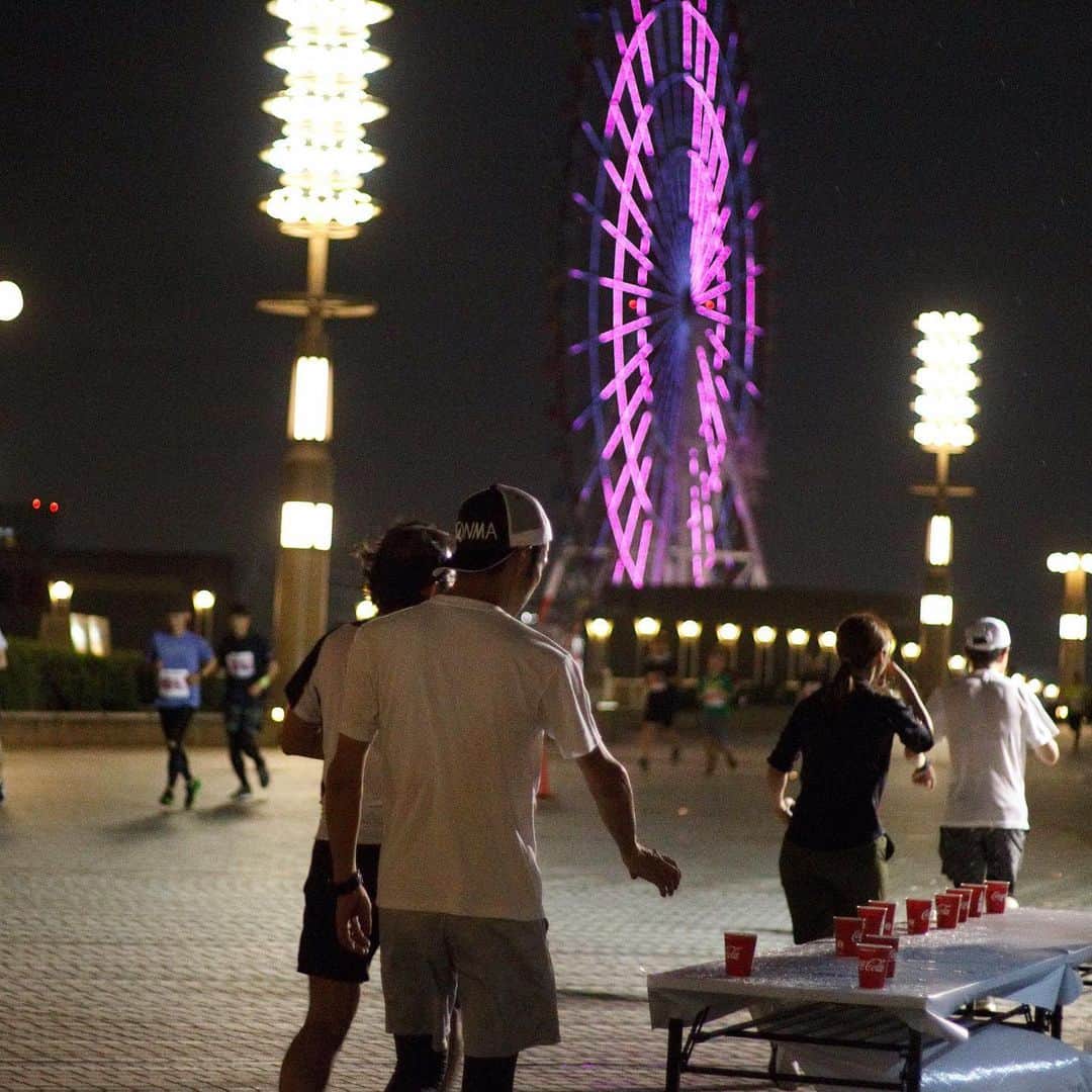 run+さんのインスタグラム写真 - (run+Instagram)「2019.06.29（金）第14回お台場ナイトマラソン 仕事終わりの大会っていうのも夜の大会なのもすごく新鮮✨ ・ ヴィーナスフォートの大観覧車、ダイバーシティーのガンダム、球体輝くフジテレビ…お台場のイルミネーション盛り沢山！ そして東京タワーとレインボーブリッジへ向かってゴールするのも最高っ✨ 強めな風と時折雨がパラつくも夏の夜だからそれもまた心地良くて♪ 東京の夜景を観ながらの大会なんてなんて贅沢なんだろー😍 そのあとは応援に来てくれたお友達もみんなでモンスーンカフェへ。 ジメジメするとアジアン🌴がよりおいしく感じる( *´艸｀) ・ 今週ラン2回、仕事&買い物1回、大会1回と4回もお台場へ上陸。 偶然にしても今週は良く来たなー😅 ・ #お台場ナイトマラソン #第十四回お台場ナイトマラソン #お台場 #odaiba #イルミネーション #イルミラン #イルミRUN #夜ラン #街ラン」7月1日 10時00分 - runplus