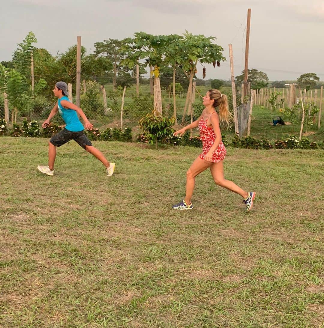 CRISSHURTADOさんのインスタグラム写真 - (CRISSHURTADOInstagram)「De mis planes favoritos... un buen partidito de fútbol! Aunque @jossenarvaezm me empezó a agarrar porq le estaba metiendo muchos goles 🤣🤣🤣」7月1日 10時11分 - crisshurtado