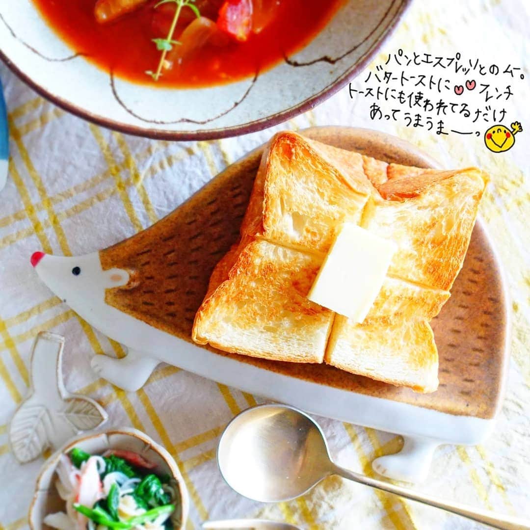 なっつ。さんのインスタグラム写真 - (なっつ。Instagram)「2019.7.1.monday PUNICAFE LUNCH. ❁ ある日のうおうちごはん♬ ・ミネストローネ、シャウエッセン入り ・パンとエスプレッソとのムーでバタートースト ・マヨ和えサラダ ❁ 野菜たっぷりミネストローネ♬ ストウブを買ってから たっぷりスープを作る機会が増えました♪ 気温が低くなくても 体って冷えてるんだなーって スープ飲むと思う。 体の芯がしっかりわかるっていうか😊 . . #パンとエスプレッソと で出されてる フレンチトーストにも使われてる#ムー。 やっぱり美味しいなぁ♬ シンプルにバタートースト🍞 ふんわり～😆 ごちそうさまでした😋 . . 寒いけど動くと暑い。 けど薄着すると冷える😭💧 着るものに困る😥 冷えると痛い目見るので 下半身は厚着ちゅう。 ・ ・ ・ #bread#パン#今週もいただきます#なっつごはん🍚#なっつの絵日記」7月1日 10時06分 - punipopo