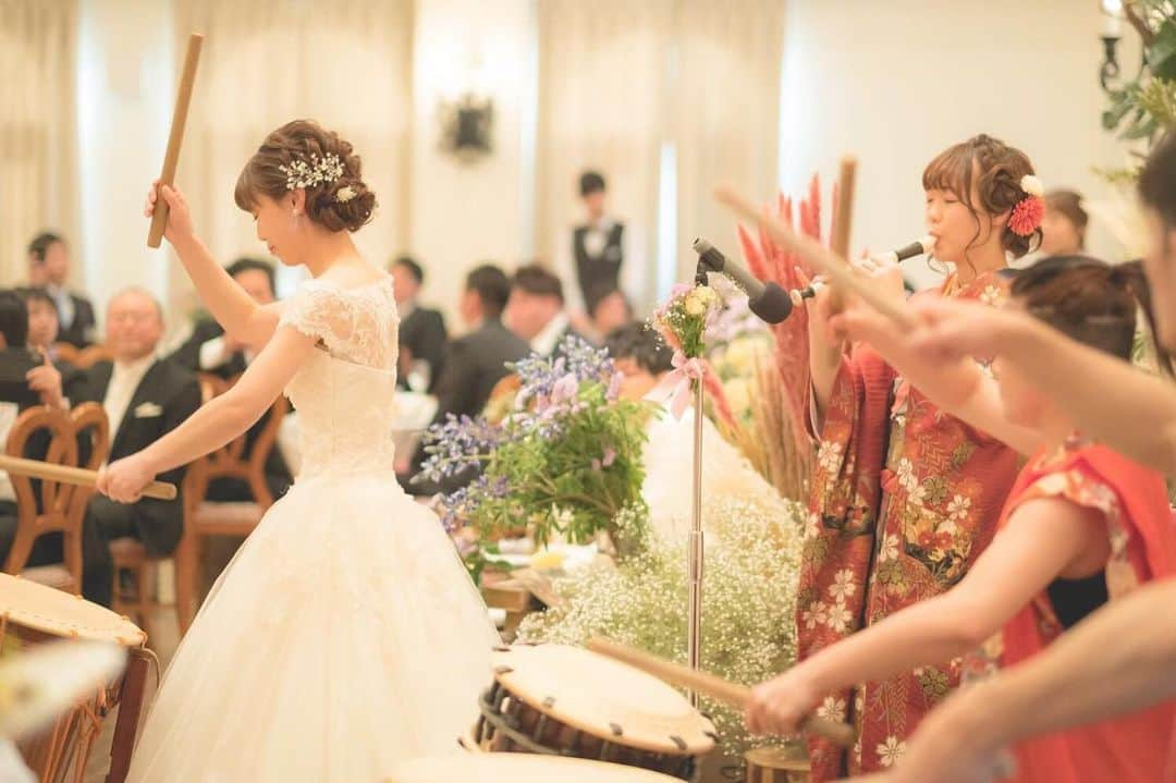 Villas des mariages TAKASAKIさんのインスタグラム写真 - (Villas des mariages TAKASAKIInstagram)「. . #余興 お2人へ祝福の想いを込めて♡ . 新郎新婦も参加する、余興も素敵！ お2人とゲストにとって一生の想いでになりますように💫 . . #ヴィラデマリアージュ  #Takasaki #感謝 #絆 #wedding #式場見学 #式場探し  #群馬結婚式 #卒花嫁 #卒花レポ  #プレ花嫁 #結婚式レポ  #marry花嫁 #justmarried  #2019夏婚 #2019秋婚 #2019冬婚  #全国のプレ花嫁さんと繋がりたい  #写真好きな人と繋がりたい  #ヴィラマリ花嫁  #花嫁diy  #みんなのウェディング  #ウェディングフォト  #オリジナルウェディング  #コンセプトウェディング #ウェディングネーム #新郎新婦  #memory #bonmariage」7月1日 10時08分 - villas_des_mariages_takasaki