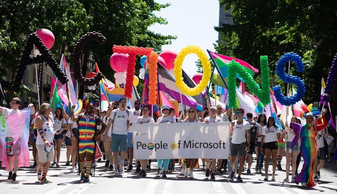 Microsoftさんのインスタグラム写真 - (MicrosoftInstagram)「Happy Pride ❤️🧡💛💚💙💜🖤. Check out our Story for highlights from the parade.」7月1日 10時09分 - microsoft