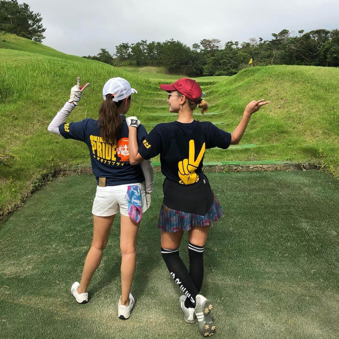 呉屋ありささんのインスタグラム写真 - (呉屋ありさInstagram)「. . ⛳️out8H  Par5  regularから⛳️ . ここのbirdieは本当に嬉しかった😂 . ティーショットで崖手間まで転がってくれて セカンド、アプローチも理想どうりの1パットで決まり！ . 暑すぎて何も考えず上がってみたらバーディだった😂 . 多分次まわっても絶対ない😂 . あぁ〜楽しいGolf❤️❤️❤️ . .  #沖縄ゴルフ#ゴルフ#ゴルフ女子#バーディー #レギュラーティー#ナイスショット#ゴルフスイング#ゴルフ動画#オキナワプライド#コンペ#あさと繁信#応援#ゴルフのある生活 #ゴルフすきな人と繋がりたい #はいさいゴルフガール #ゴルフ動画#golf#golfgirl #golfstgram #fashion#golffasshion #swing#golfstyle#golfwear#summergolf #okinawa #russeluno #sport #sportgirl」7月1日 10時13分 - arisa_goya