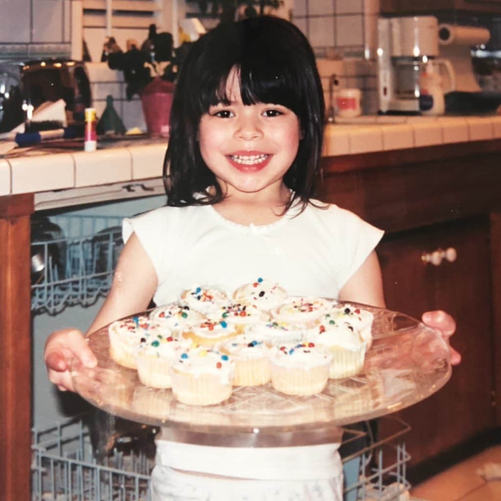 ミランダ・コスグローヴのインスタグラム：「I still feel this much joy after frosting a fresh batch of cupcakes #somethingsneverchange」