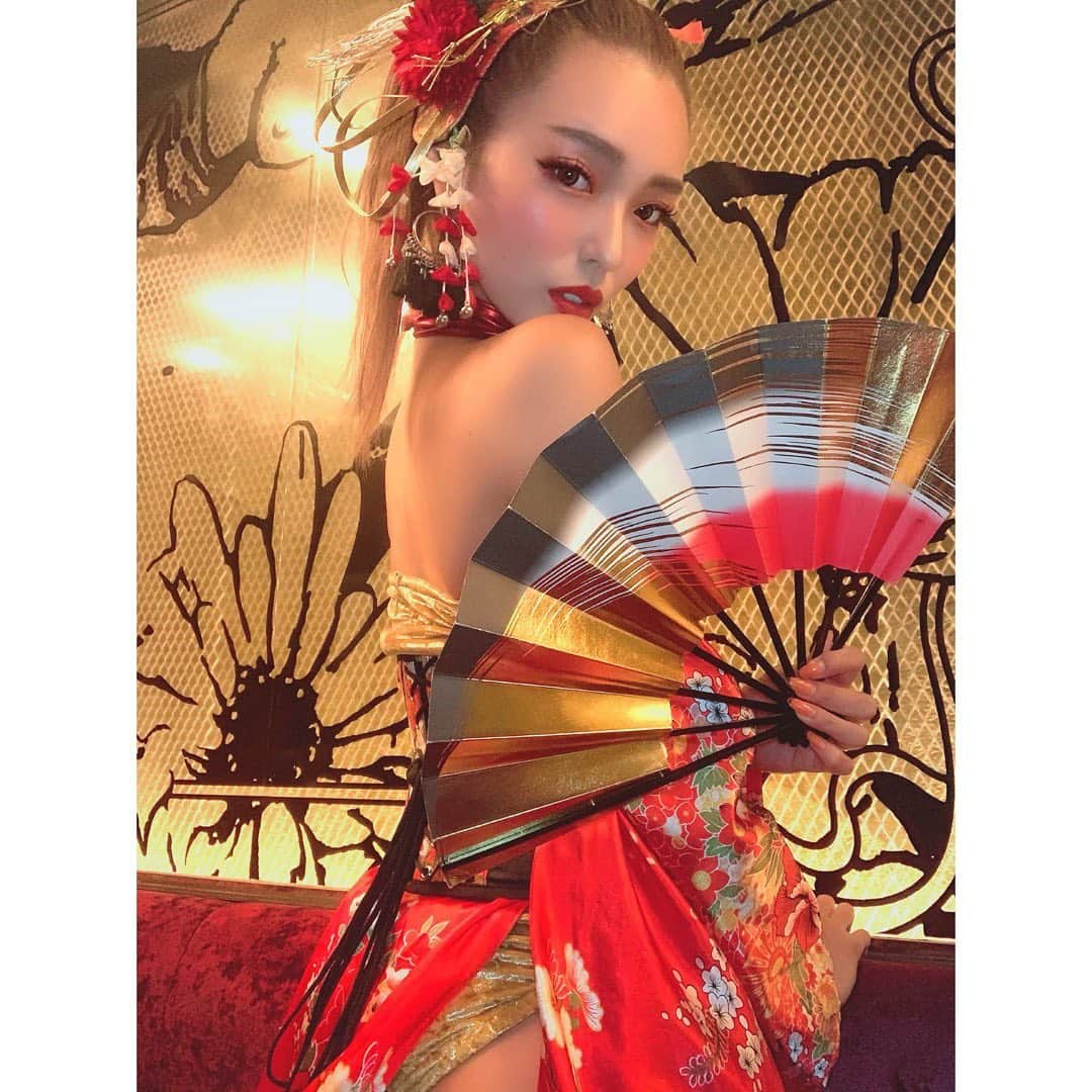 Hitomiさんのインスタグラム写真 - (HitomiInstagram)「❤︎ おはようございます👘 昨夜は @adam_lounge 大阪に 来て下さってありがとうございました❤️ お着物はやはりかっこいい😍‼️ 日本ならではの素晴らしき伝統🇯🇵🎍 . そしてただいま東京🚅 仮眠したら動きます😪おやしみ . #cyberjapan #cyberjapandancers #サイバージャパン #me #girl #instapic #instaphoto #japan #makeup #lips #tflers #japanesegirl #kimono #着物 #日本 #扇子 #和 #shooting #makeup #costume #japan #イベント」7月1日 10時15分 - hitomi_01270