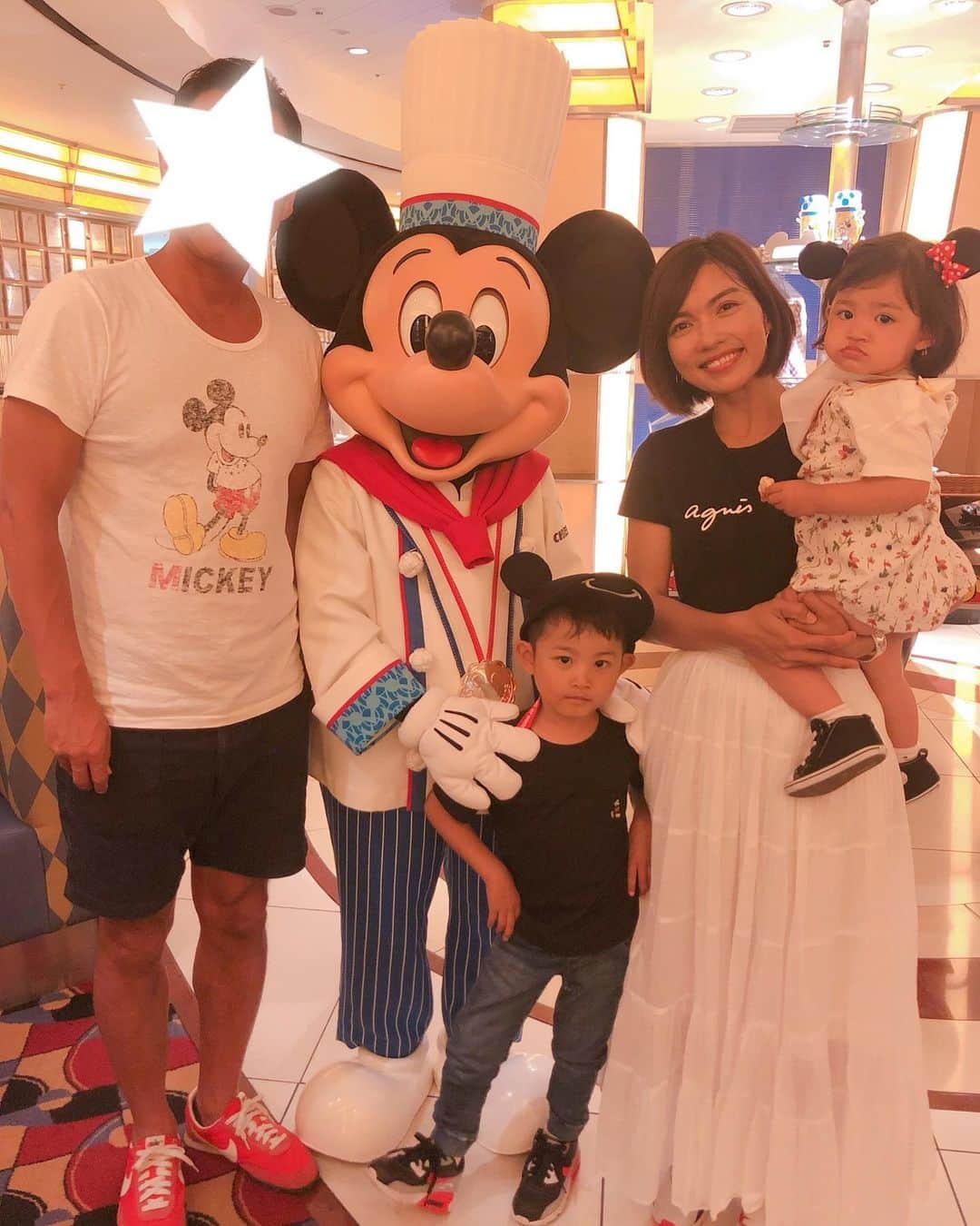 黒宮ニイナのインスタグラム：「今回はアンバサダーホテルのミッキールームに宿泊して、念願のChef mickeyにも行けました🥰家族みんなこんな間近で会うのは初めて💕 息子は最初ミッキーに照れてたけど、徐々に距離が縮まってディジーちゃんには自分から抱きついてた💓 娘ちゃんはまだまだ怖いみたいでずっと抱っこマンでした😅  なかなか予約取れないのに頑張ってくれたパパありがとう👨🏽👏✨ #disneylandtokyo #disneyseatokyo #chefmickey #シェフミッキー #ミッキーマウス #アンバサダーホテル #東京ディズニーランド #ディズニーシー #ディズニーリゾート #子連れディズニー #4歳6ヶ月 #男の子 #1歳5ヶ月 #女の子 #兄妹 #2児ママ」