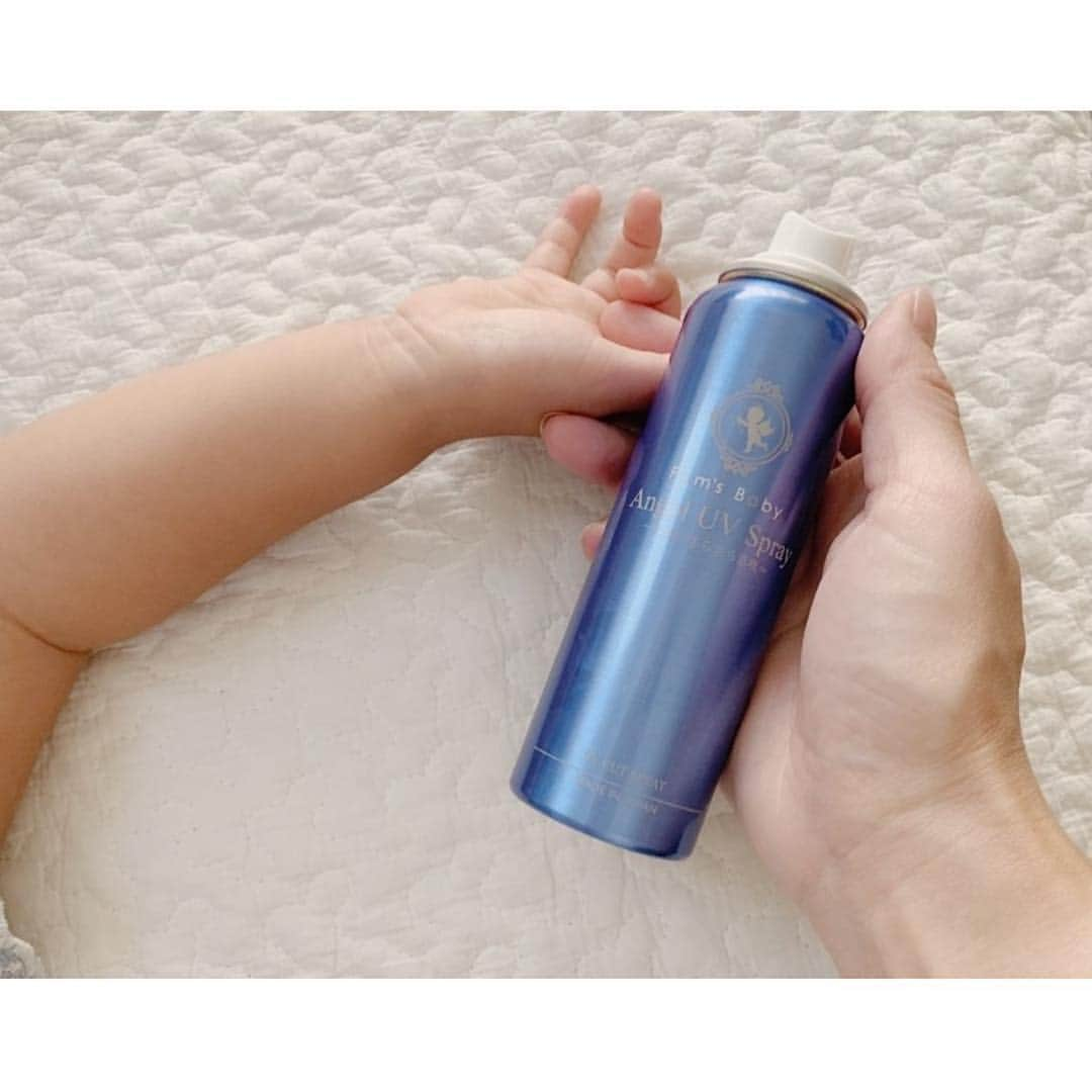 Fam's Baby ファムズベビーさんのインスタグラム写真 - (Fam's Baby ファムズベビーInstagram)「ご紹介ありがとうございます✨ ママさんから良く頂く質問について☘️ ・ Q赤ちゃんが舐めても大丈夫なの？ お肌に塗った状態であれば舐めても問題ございません。 Q生後何ヶ月から使用できますか？ お肌に塗るのは生後3ヶ月頃 からお使い頂けます。 QエンジェルUVは低刺激ですか？ 低刺激になります。その他クリニック併設の検査期間でパッチテスト、スティギンテスト済み(敏感肌対象)で刺激性ゼロ、低刺激製品と結果が出ております。※全ての方に皮膚刺激が発生しないということではありません。 ・ ・ その他ファムズベビーに関するママのお悩みお聞かせください☘️ ・ #ファムズベビー ・ #Repost @ks._.myhome ・・・ こんにちは！﻿﻿ 先日去年使ってた子供達用のUVケアがなくなってしまい探してたところファムズベビー様から#エンジェルuvスプレー を頂きました🌼﻿﻿ ﻿﻿ ファムズベビーはご存知の方も多いと思いますが、その﻿﻿ ファムズベビーのバリアもプラスした潤う日焼け止めが出たんです✨﻿﻿ ﻿﻿ ﻿﻿ 実際私の方が肌弱くて、大人用の市販の日焼け止めだと痒くなっちゃうんですが、これに変えてから全く痒くない️❗️しかも、スプレーした瞬間すごく密着する感じで白浮きしませんでした。﻿﻿ ﻿﻿ 汗で流れ落ちる感じもなくて、汗っかきな子供達でもすごく安心して使えています。﻿﻿ 毎日公園遊びやプールでほとんどお家にいない娘ちゃんのお肌にたくさんスプレーしてます(笑)﻿﻿ ﻿﻿ ﻿﻿ ﻿﻿ エンジェルUVスプレーは紫外線対策だけじゃなく、乾燥や、ホコリ、汗、摩擦、雑菌などあらゆるダメージから守るために作られたバリア機能付き。﻿﻿ これを知った時は、まさにこんなの欲しかった！と思いました。﻿﻿ ﻿﻿ ﻿﻿ お肌だけではなく髪の毛にも安心して使えることができて、日焼けしやすい頭皮にもスプレーしてます。﻿﻿ ﻿﻿ 潤うと言ってもベタつく感じがないので子供達も嫌がることなく付けてくれててとっても嬉しい💕﻿﻿ ﻿﻿ ﻿﻿ ﻿﻿ 今回はお試しさせて頂きましたがすごく良かったのでみなさんにご報告でした🌼継続して使っていきたいと思います。﻿﻿ 気になる方は是非、ファムズ日焼け止めで調べてみてください！﻿﻿ ﻿﻿ ﻿﻿ ﻿﻿ #ファムズuv #famsuv #ファムズ日焼け止め #エンジェルuvスプレー #angeluv #敏感肌日焼け止 #promotion #日焼け止め #赤ちゃん #ベビー #乾燥 #ベビースキンケア #スキンケア #出産 #育児 #保湿 #アトピー #紫外線対策 #バリアuv #バリア日焼け止め #こどものいる暮らし #2児のママ #家事 #サッカー #兄妹育児 #ワンオペ育児」7月1日 10時29分 - famsbaby