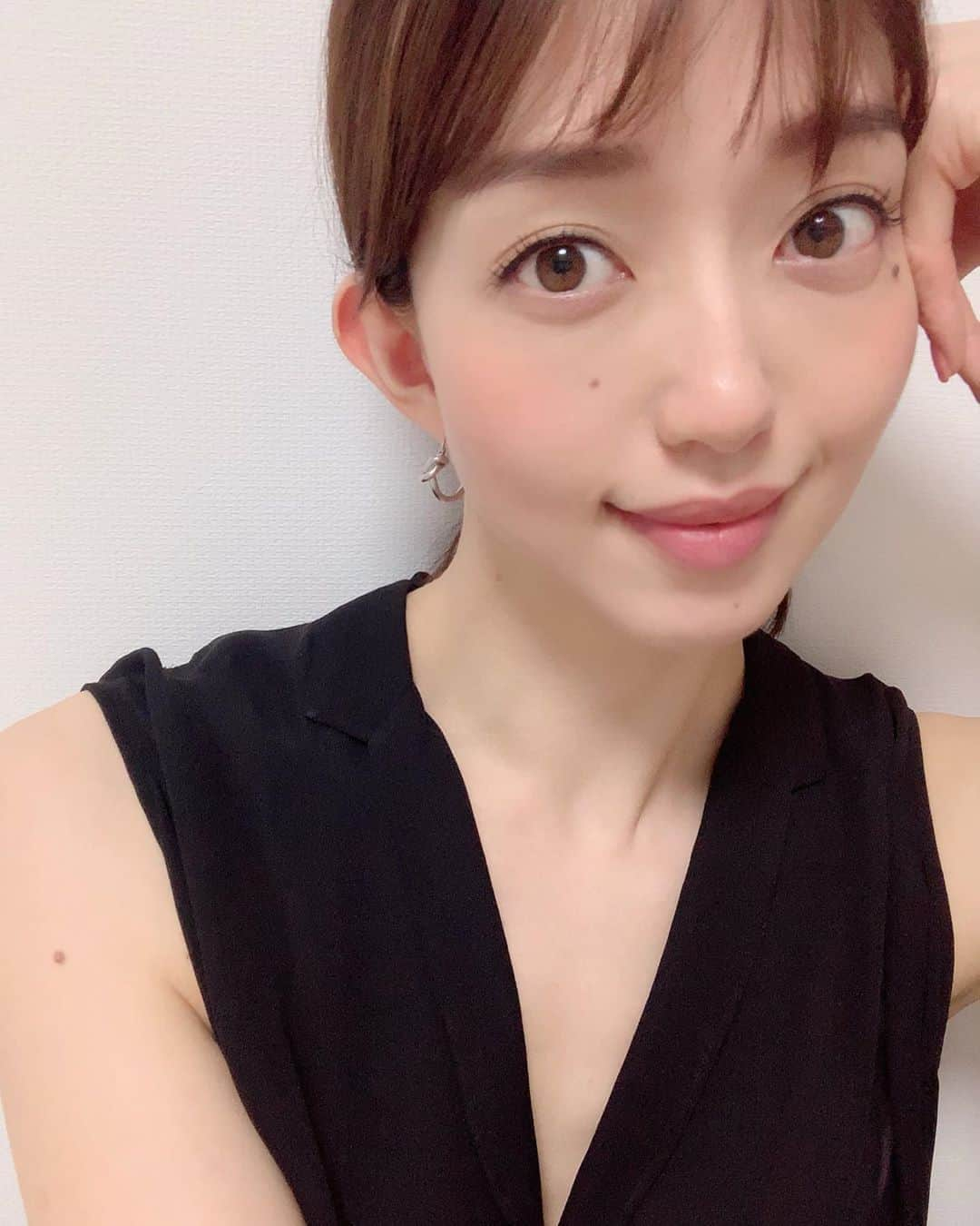 松島花さんのインスタグラム写真 - (松島花Instagram)「: おはようございます。 九州は雨がひどいみたいですね... 私の母が熊本出身なので、 おじいちゃんや親戚に電話をして 様子を聞いています。 私の親戚が住んでいる地域は 比較的、大丈夫なようです。 でも、雨の降り方がひどく、 まだまだ心配です...。 雨のひどい地域に住まわれている方、 くれぐれも気をつけて下さい。 : 東京も雨スタートの月曜日... 今週もがんばっていきましょう。 私も撮影がんばります。 : #goodmorning #monday  #月曜の花 #おはよう」7月1日 10時34分 - hana_matsushima_official