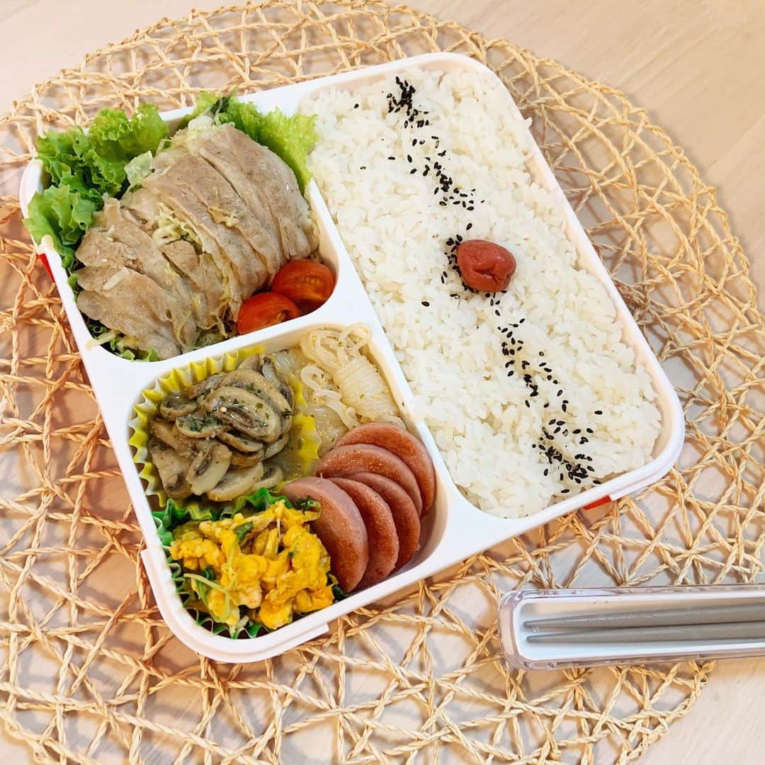 本田しおりのインスタグラム：「#今日のお弁当  #豚バラのキャベツとカイワレ包み蒸し #マッシュルームのイタリアン炒め#白滝明太ソース焼き#ポークハム#スクランブルエッグ  このお弁当と炒飯を作って送り出そうとしていたのですが、 少し早起きした神ちゃんはお腹空いたのか お弁当お家で食べて炒飯だけ持って仕事に行きましたw  #お弁当 #本田弁当 #旦那さん弁当 #神ちゃん弁当  #神弁」
