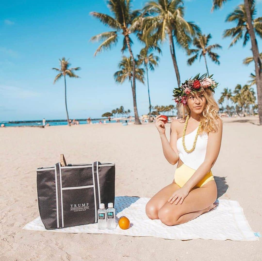 Trump Waikikiさんのインスタグラム写真 - (Trump WaikikiInstagram)「The Trump logo insulated bag packed with bottled water, fresh fruit, and a beach towel is part of our hotel’s complimentary beach service for guests.  #trumpwaikiki #neversettle #fivestarhotelwaikiki #fivestarhotelinhonoluluhawaii #luxurytravel #familytravel #multigenerationaltravel #romancetravel #waikikiescapeoffer #forbescelebrationofferwithresortcredit #ultimatefamilygetawayoffer 📷: @kristinacrown ビーチへ出かける前には、タオル、ミネラルウォーター、フルーツが入ったビーチバッグを1階のコンシェルジュデスクにてピックアップ！ゲストに大変好評です。 #トランプワイキキ #5つ星ホテル #ラグジュアリーホテル #ゲストサービス #ビーチバッグ」7月1日 10時38分 - trumpwaikiki