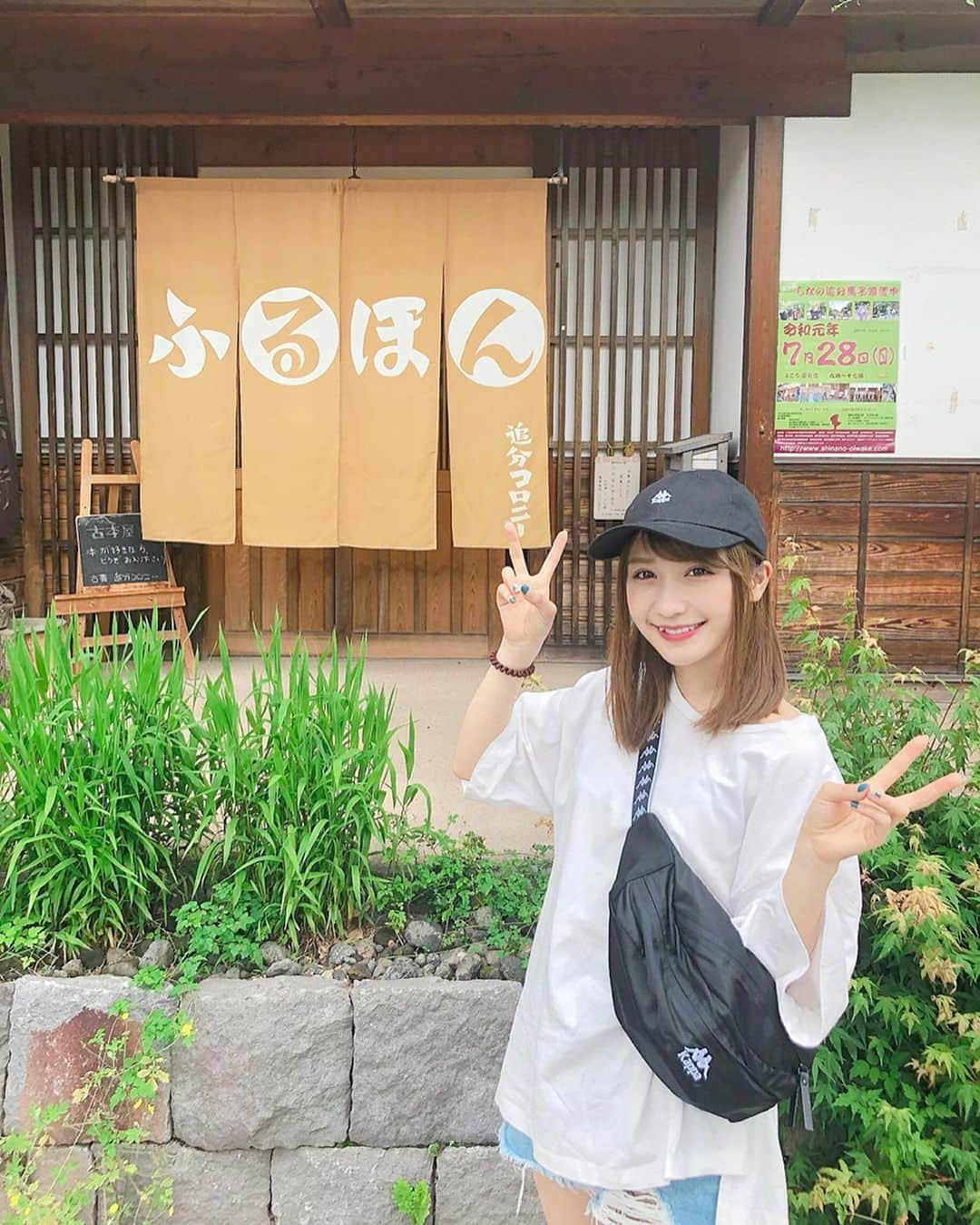 伊藤愛真さんのインスタグラム写真 - (伊藤愛真Instagram)「. 軽井沢のふるほん屋で本買った！ . 読書だいすきマン👸🏻 . kappaさんにいただいたバッグ👜」7月1日 10時38分 - __emagram