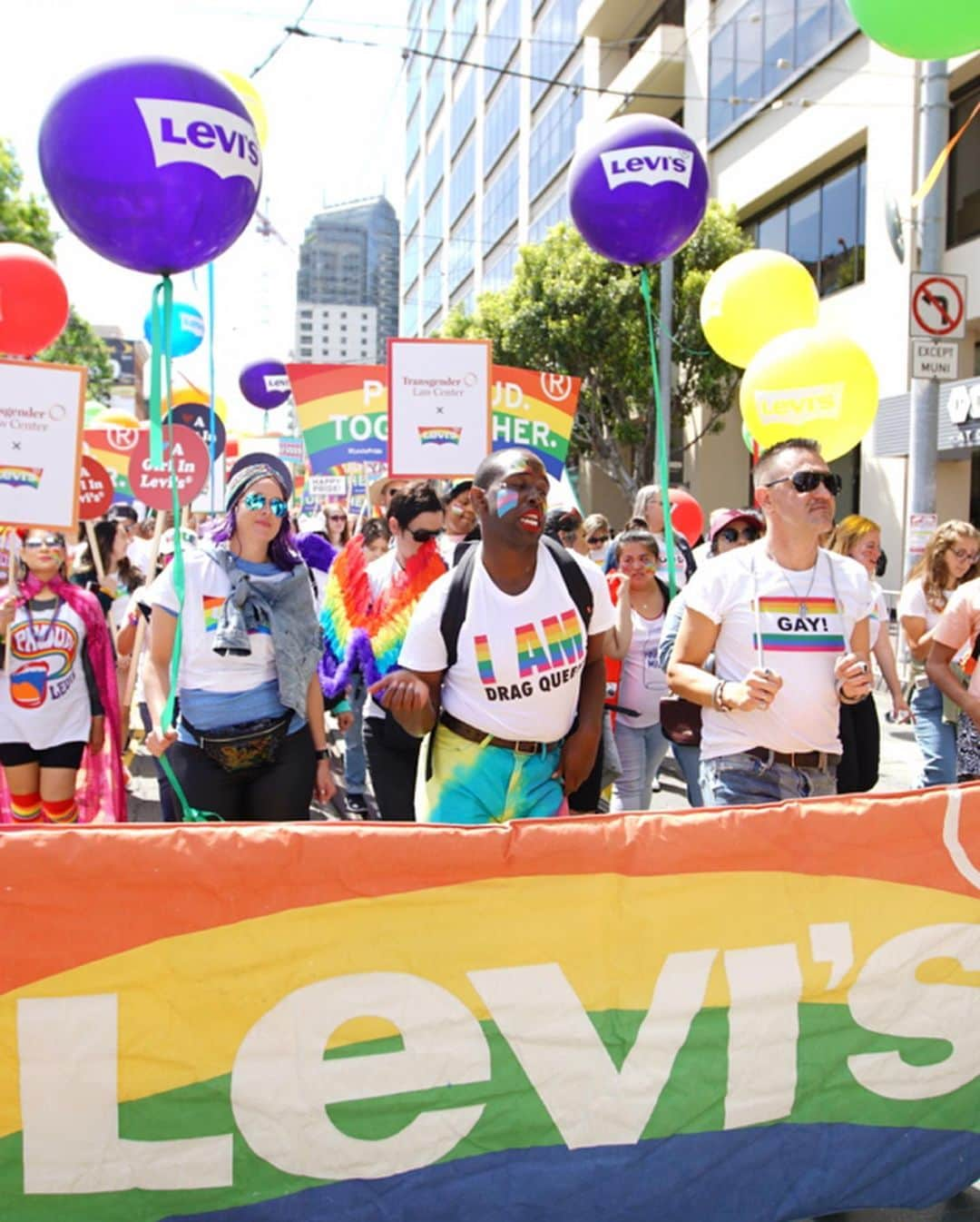 Levi’sさんのインスタグラム写真 - (Levi’sInstagram)「San Francisco, thank you for letting us march with you today 🏳️‍🌈 #LevisPride」7月1日 10時40分 - levis