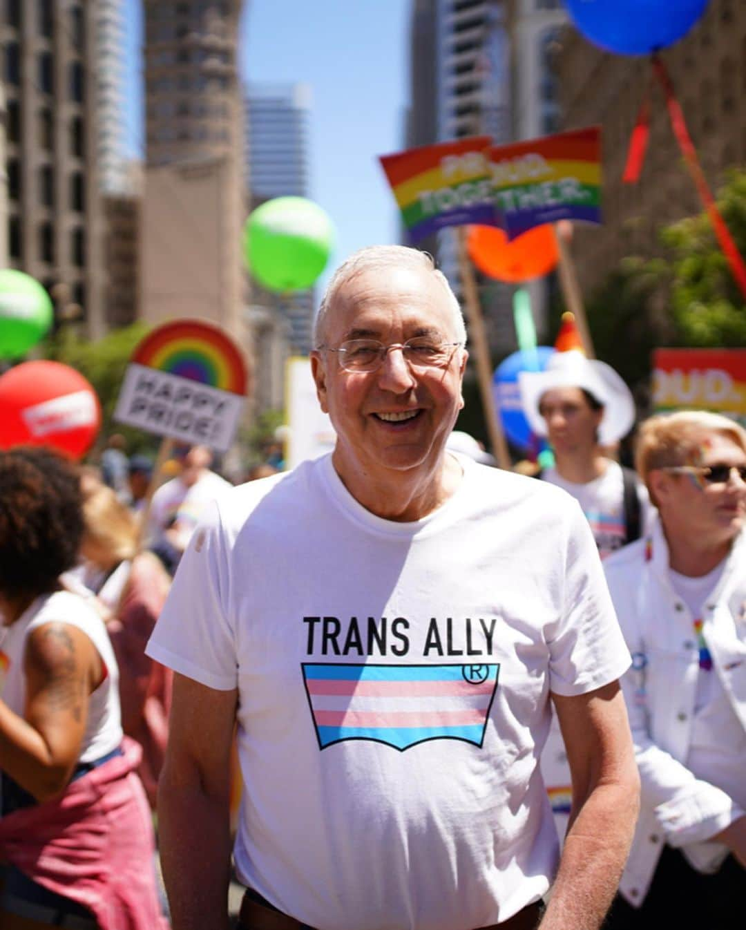 Levi’sさんのインスタグラム写真 - (Levi’sInstagram)「San Francisco, thank you for letting us march with you today 🏳️‍🌈 #LevisPride」7月1日 10時40分 - levis