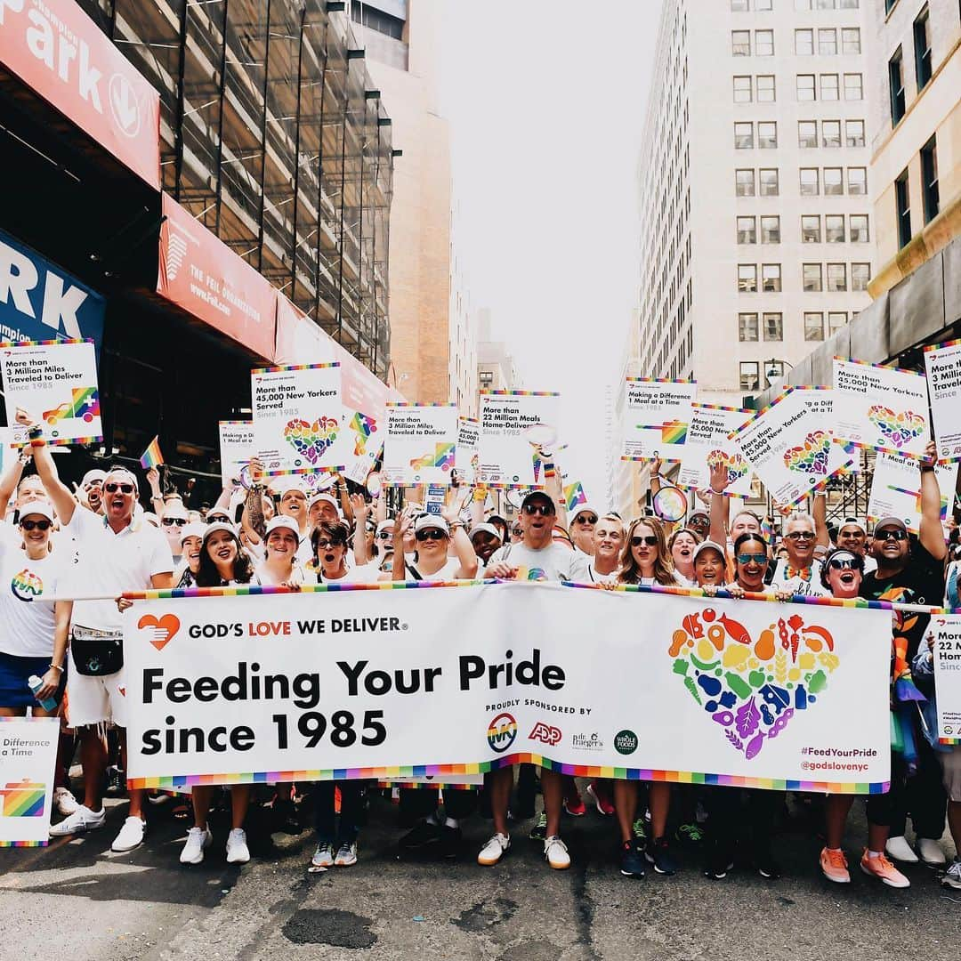 マイケルコースさんのインスタグラム写真 - (マイケルコースInstagram)「#LoveisLove: our friends at @GodsLoveNYC sporting the #MichaelKors Pride t-shirt at today’s NYC #WorldPride parade.  For every #Pride t-shirt sold in the U.S., Michael Kors will donate 100% of profits to @GodsLoveNYC, a long-standing pillar of the LGBTQ+ community.」7月1日 10時43分 - michaelkors