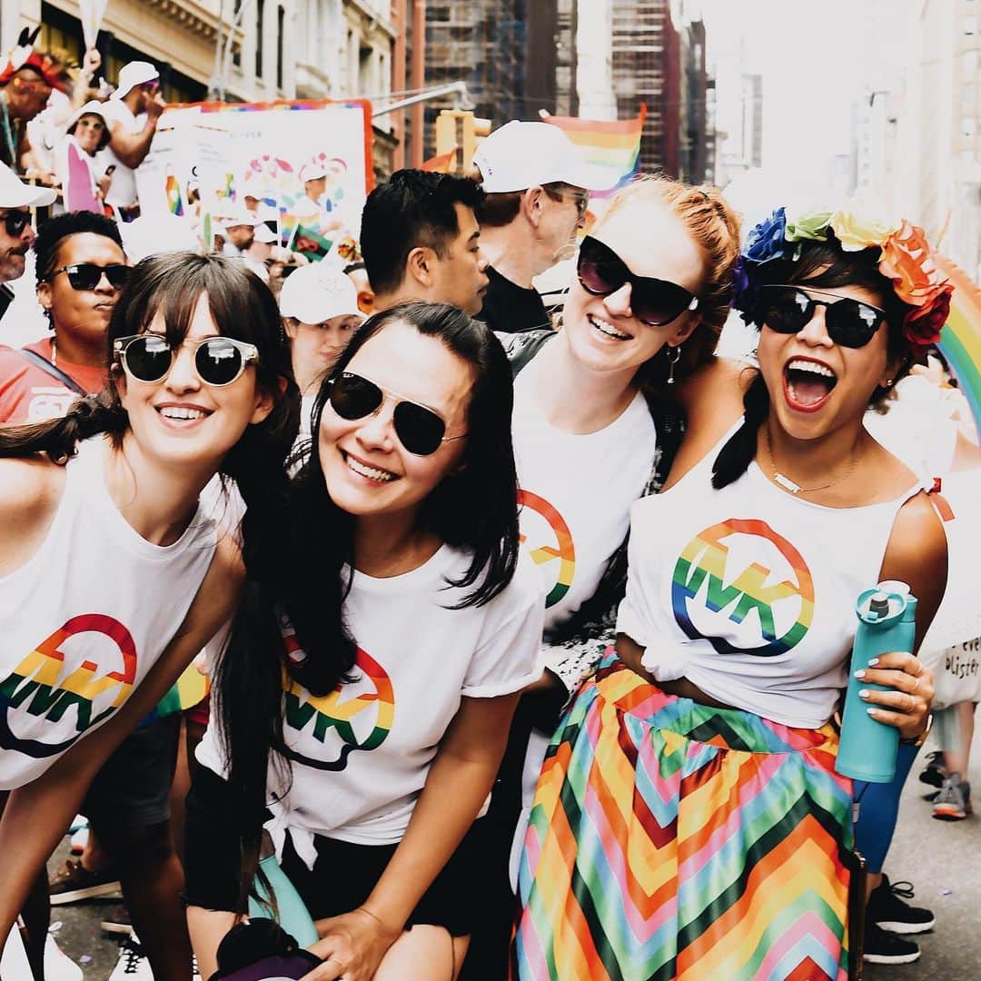 マイケルコースさんのインスタグラム写真 - (マイケルコースInstagram)「#LoveisLove: our friends at @GodsLoveNYC sporting the #MichaelKors Pride t-shirt at today’s NYC #WorldPride parade.  For every #Pride t-shirt sold in the U.S., Michael Kors will donate 100% of profits to @GodsLoveNYC, a long-standing pillar of the LGBTQ+ community.」7月1日 10時43分 - michaelkors
