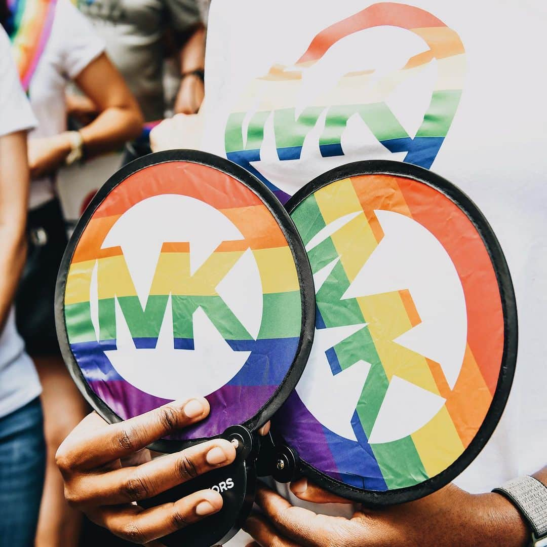 マイケルコースさんのインスタグラム写真 - (マイケルコースInstagram)「#LoveisLove: our friends at @GodsLoveNYC sporting the #MichaelKors Pride t-shirt at today’s NYC #WorldPride parade.  For every #Pride t-shirt sold in the U.S., Michael Kors will donate 100% of profits to @GodsLoveNYC, a long-standing pillar of the LGBTQ+ community.」7月1日 10時43分 - michaelkors