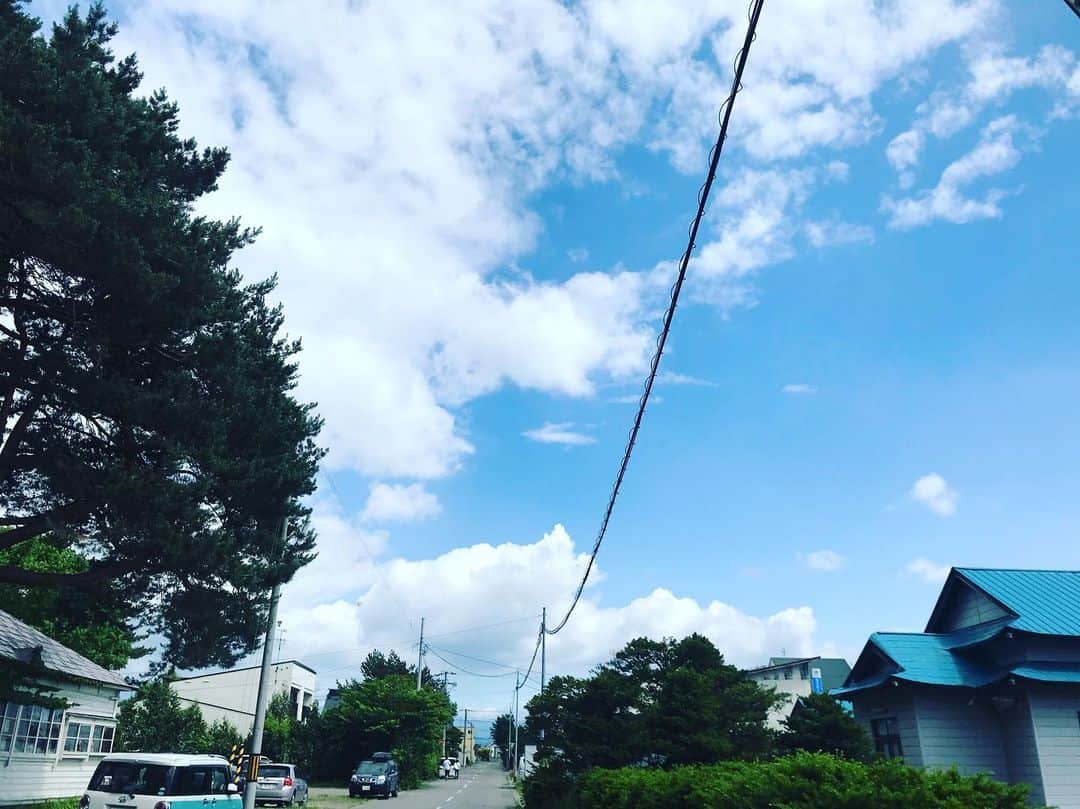 竹本健一さんのインスタグラム写真 - (竹本健一Instagram)「道がまっすぐ伸びて、 天気が良くて、 水が美味しくて、 出会いがあって、 ライブが良かった。  #旭川 #東川町 #大雪山ミュージックフェスティバル」7月1日 10時47分 - takemotokenichi