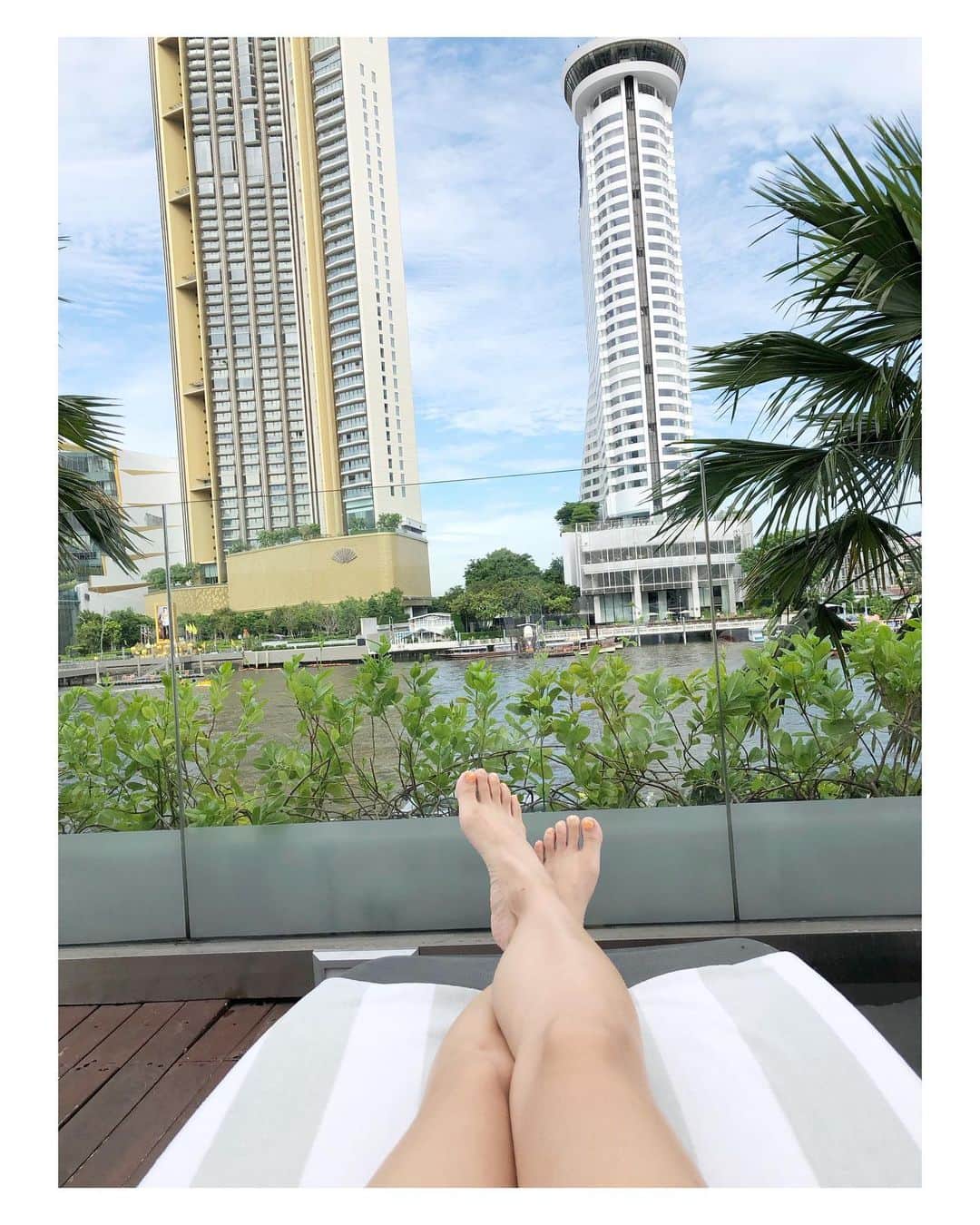 真矢さんのインスタグラム写真 - (真矢Instagram)「今年初水着👙 身体が仕上がってないので載せねーけどな😎 日頃のご褒美という事で、ちょっと満喫させて頂きます😜✨ ✴︎ ✴︎ #thailand #bangkok #afterrace #vacation #hotelspool #cloudy 🌥😭」7月1日 10時52分 - smile_mayaya