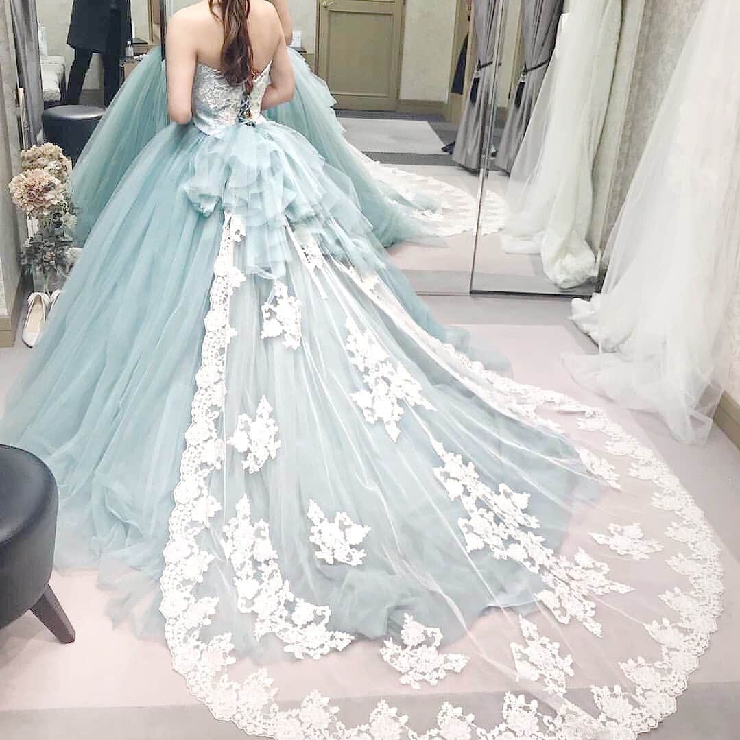 のインスタグラム：「@bestbridal.jp 💒 ベストブライダルの花嫁さんは #ベストブライダル花嫁 #BB花嫁 にお写真を投稿してください♩ . . ドレスサロン #アクアグラツィエ の大人可愛いブルーのドレス3選👗💕をお届けします✨ . . カバー写真は @doraemuu さんが試着されたアイスブルーのドレスです👗 . . アイスブルーの色味が大人可愛いドレスはトレーンが透け感たっぷりのレースで、花嫁さまが動くたびに可愛さをプラスしてくれます❤️ . . ビージングをあしらった刺繍はとっても可憐で、花嫁さまが動くたびにキラキラと輝きます✨ . . 画像3枚目は @himicha_ma さんが試着されたブルーグレードレス♫ . . ふんわりチュールのスカートが大人可愛いトレンドのドレスは、肩のチュールが取り外し可能✨なので、2WAYでお楽しみいただけます💐 . . 画像4枚目はモダンでエアリーなブルーのカラードレス💕 . . 繊細なソフトチュールのドレーピングが上品で華やかな印象です👗 . 2WAY・3WAYとアレンジができ、多彩な表情を持つ珍しいタイプのドレスです❤️❤️ . . . ＼ウェディングフォト募集中❤️／ . 当アカウントでリグラムOKなベストブライダルの卒花嫁orプレ花嫁の皆様は、 #ベストブライダル花嫁 もしくは  #BB花嫁 のハッシュタグをつけて投稿をお願いします💕 . . ※BB花嫁に投稿があったお写真をリグラムする際は個別にご連絡は行っておりません🙇予めご了承ください＊* . . ＝＝＝＝＝＝＝＝＝＝＝＝ 💒ベストブライダルとは？ ＝＝＝＝＝＝＝＝＝＝＝＝ . ＊アートグレイス ＊セントグレース ＊アプローズスクエア ＊ストリングス ＊アフロディテ . など、全国（東京、横浜、浦安、千葉、仙台、名古屋、大阪、京都）でゲストハウスを運営し、多くのお客様の人生の節目となるウエディングを手がけています💕 . また、多くのお客様にお帰りいただけるレストラン、ホテルもご用意しています🍴 . . 💒【各会場のアカウントについて】 私たちの会場は @bestbridal.jp のフォロ一覧からご覧頂けます✨ . 💐【ブライダルフェアの予約について】 各会場のアカウントのプロフィールURL🔗にある会場HPからご予約いただけます✨ . . ＝＝＝＝＝＝＝＝＝＝＝＝ 💗たくさんの、LOVEを届けよう ＝＝＝＝＝＝＝＝＝＝＝＝ . #たくlove 私たちのブランドスローガンは「たくさんの、LOVEを届けよう」💕 . お客様との出会いは、一生における祝福の瞬間を祝う、始まりです。 . 私たちはお客様との出会いを大切に、おふたりの人生を祝福し続ける存在でありたいと考えています🕊 . ベストブライダルは、世の中で1番、たくさんのLOVEが届く瞬間をお祝いする企業を目指します♡ . . . #結婚式 #花嫁 #プレ花嫁 #卒花嫁 #結婚式準備 #ウェディング #ウエディング #ベストブライダル #日本中のプレ花嫁さんと繋がりたい  #婚約指輪 #婚約 #プロポーズ #結婚式場 #結婚式レポ #2019秋婚 #2019夏婚 #2020春婚 #ブライダルフェア #ウェディングフォト #プレ花嫁準備  #ブルードレス #運命のドレス」