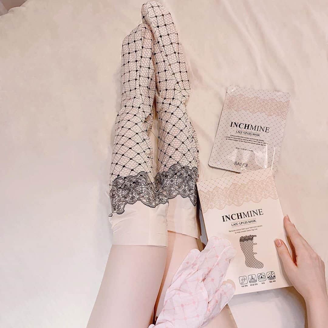 반디네일さんのインスタグラム写真 - (반디네일Instagram)「. 인치마인 레이스업 레그마스크. 생생 리얼후기 ❤️ -  원래는 다리에 휴족시O 붙이고, 메디O 풋마스크 신었는데... 이건 한번에 둘다 할 수 있으니까. 아니 그나저나 팩이 이렇게 예쁘기있나요💕 - 오늘은 네일 브랜드 반디에서 출시한 인치마인 레이스업 레그 마스크팩으로 촬영 전 날 나이트 케어를 했어요! 이름처럼 시중에 나와 있는 일반 팩보다 길이가 길기 때문에 비교적 세심한 케어가! 다리를 넣는 순간 쿨링감 역시 배가 되는 기분이에요 :) 저는 다리가 금방지치고 피로해져 조금만 방심해도 다리 손 가리지 않고 똥똥하게 올라오는 체질인데, 앞으로 꾸준히 사용하면서 피로 관리와 보습에 도움을 받을 계획입니다! (무슨 팩이 디자인도 진짜 예뻐..♥_♥ 예쁜게 짱이야 짜릿해). - 지치고 피로한다리! 쿨링감으로 피로는 싹 가시게해주고! 영양과 보습을 주어 매끈하고 탄력있기! 인치마인 레그마스크와 함께! 완벽 매끈라인 완성😆👍🏻. .  반디의 모든 이미지를 사용하실 때는 출처를 밝혀 주세요😊. . 제품 및 구매문의는 반디 본사 (02-3443-8009) 또는 반디 지사로 문의부탁드립니다. .  #반디 #반디네일 #bandi #bandinail #롱마스크팩 #마스크팩 #부종관리 #바디팩 #인치마인 #여름필수템 #여름아부탁해 #레그마스크 #코끼리다리팩 #여름 #summer #종아리마사지 #승무원팩 #네일스타그램 #승무원다리팩 #쿨링마스크 #nails #nailsofinstagram #NOTD #ootd#Beauty #KBeauty #Cosmetics  #Daily #Instadaily #팩」7月1日 21時49分 - bandinail_official