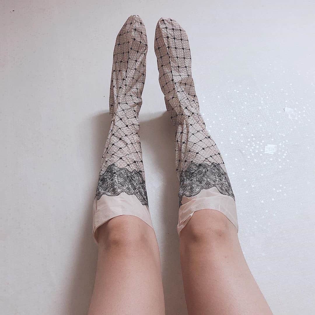 반디네일さんのインスタグラム写真 - (반디네일Instagram)「. 인치마인 레이스업 레그마스크. 생생 리얼후기 ❤️ -  원래는 다리에 휴족시O 붙이고, 메디O 풋마스크 신었는데... 이건 한번에 둘다 할 수 있으니까. 아니 그나저나 팩이 이렇게 예쁘기있나요💕 - 오늘은 네일 브랜드 반디에서 출시한 인치마인 레이스업 레그 마스크팩으로 촬영 전 날 나이트 케어를 했어요! 이름처럼 시중에 나와 있는 일반 팩보다 길이가 길기 때문에 비교적 세심한 케어가! 다리를 넣는 순간 쿨링감 역시 배가 되는 기분이에요 :) 저는 다리가 금방지치고 피로해져 조금만 방심해도 다리 손 가리지 않고 똥똥하게 올라오는 체질인데, 앞으로 꾸준히 사용하면서 피로 관리와 보습에 도움을 받을 계획입니다! (무슨 팩이 디자인도 진짜 예뻐..♥_♥ 예쁜게 짱이야 짜릿해). - 지치고 피로한다리! 쿨링감으로 피로는 싹 가시게해주고! 영양과 보습을 주어 매끈하고 탄력있기! 인치마인 레그마스크와 함께! 완벽 매끈라인 완성😆👍🏻. .  반디의 모든 이미지를 사용하실 때는 출처를 밝혀 주세요😊. . 제품 및 구매문의는 반디 본사 (02-3443-8009) 또는 반디 지사로 문의부탁드립니다. .  #반디 #반디네일 #bandi #bandinail #롱마스크팩 #마스크팩 #부종관리 #바디팩 #인치마인 #여름필수템 #여름아부탁해 #레그마스크 #코끼리다리팩 #여름 #summer #종아리마사지 #승무원팩 #네일스타그램 #승무원다리팩 #쿨링마스크 #nails #nailsofinstagram #NOTD #ootd#Beauty #KBeauty #Cosmetics  #Daily #Instadaily #팩」7月1日 21時49分 - bandinail_official