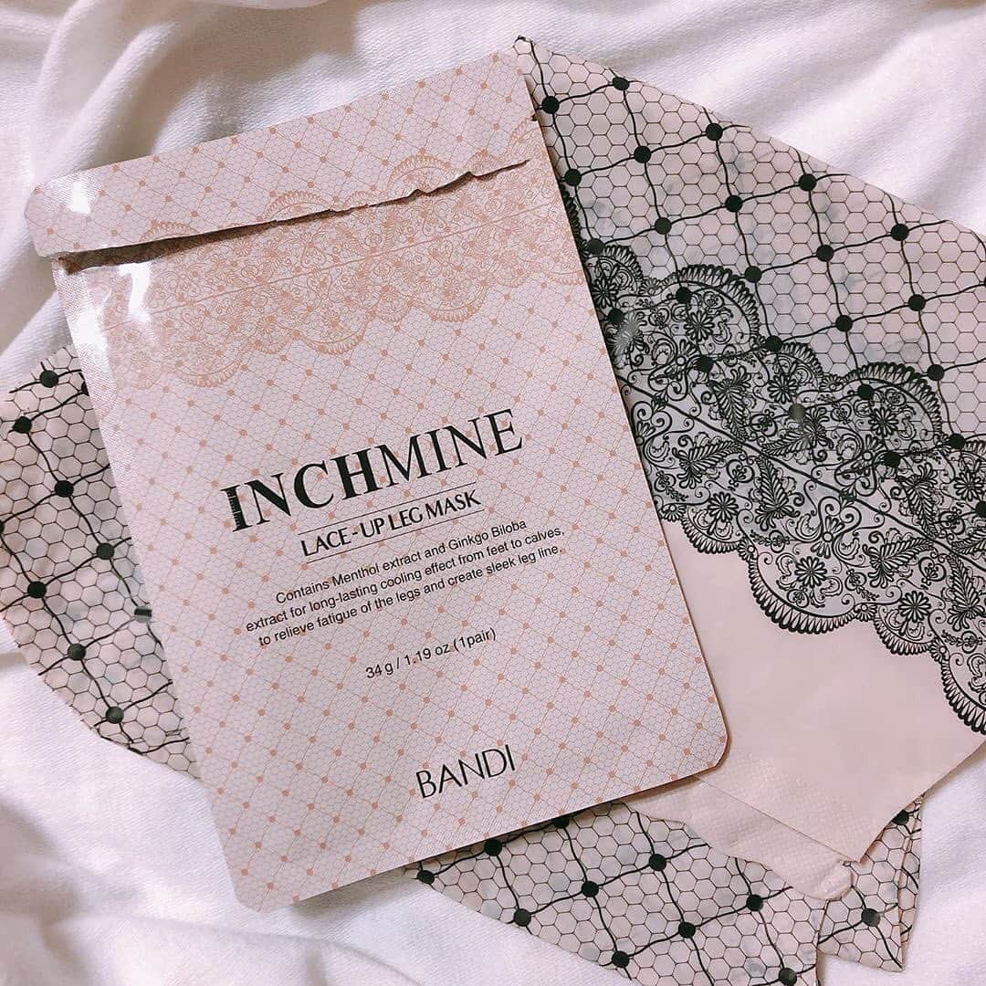 반디네일さんのインスタグラム写真 - (반디네일Instagram)「. 인치마인 레이스업 레그마스크. 생생 리얼후기 ❤️ -  원래는 다리에 휴족시O 붙이고, 메디O 풋마스크 신었는데... 이건 한번에 둘다 할 수 있으니까. 아니 그나저나 팩이 이렇게 예쁘기있나요💕 - 오늘은 네일 브랜드 반디에서 출시한 인치마인 레이스업 레그 마스크팩으로 촬영 전 날 나이트 케어를 했어요! 이름처럼 시중에 나와 있는 일반 팩보다 길이가 길기 때문에 비교적 세심한 케어가! 다리를 넣는 순간 쿨링감 역시 배가 되는 기분이에요 :) 저는 다리가 금방지치고 피로해져 조금만 방심해도 다리 손 가리지 않고 똥똥하게 올라오는 체질인데, 앞으로 꾸준히 사용하면서 피로 관리와 보습에 도움을 받을 계획입니다! (무슨 팩이 디자인도 진짜 예뻐..♥_♥ 예쁜게 짱이야 짜릿해). - 지치고 피로한다리! 쿨링감으로 피로는 싹 가시게해주고! 영양과 보습을 주어 매끈하고 탄력있기! 인치마인 레그마스크와 함께! 완벽 매끈라인 완성😆👍🏻. .  반디의 모든 이미지를 사용하실 때는 출처를 밝혀 주세요😊. . 제품 및 구매문의는 반디 본사 (02-3443-8009) 또는 반디 지사로 문의부탁드립니다. .  #반디 #반디네일 #bandi #bandinail #롱마스크팩 #마스크팩 #부종관리 #바디팩 #인치마인 #여름필수템 #여름아부탁해 #레그마스크 #코끼리다리팩 #여름 #summer #종아리마사지 #승무원팩 #네일스타그램 #승무원다리팩 #쿨링마스크 #nails #nailsofinstagram #NOTD #ootd#Beauty #KBeauty #Cosmetics  #Daily #Instadaily #팩」7月1日 21時49分 - bandinail_official