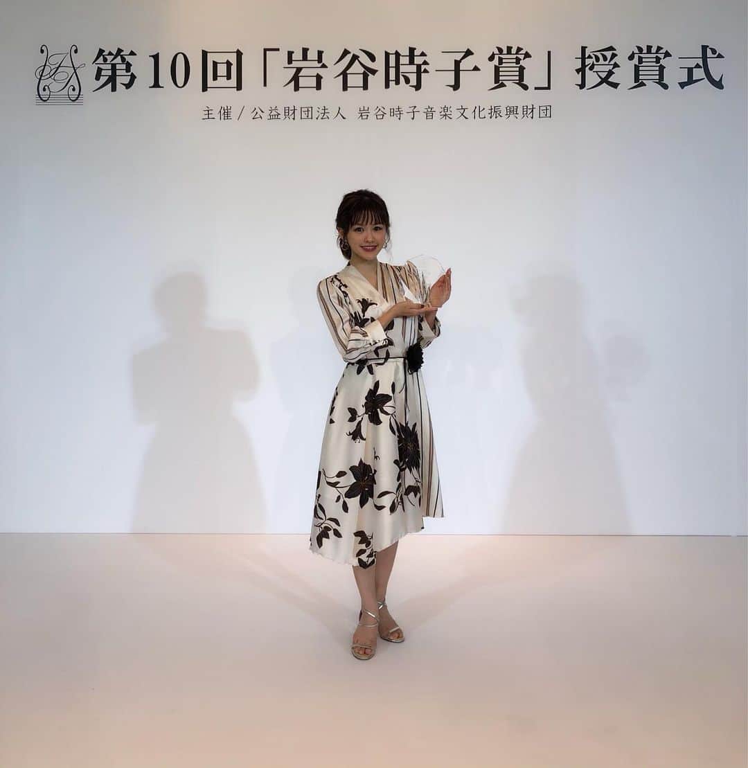昆夏美のインスタグラム：「この度、 岩谷時子賞奨励賞をいただきました。 豪華な受賞者の皆様と共に授賞式に 参加させていただきました。 いつも応援してくださる皆様が いてくださるからこその賞だと思ってます。 ありがとうございます。 これからも変わらず、 舞台を愛し、表現を愛し 努力を怠らず精進していきます。 そして、この賞に恥じないよう 努めてまいります！！ これからもよろしくお願いします。 . onepiece @primaclaire.pr @rinacimento_official  earring @macherecosette .」