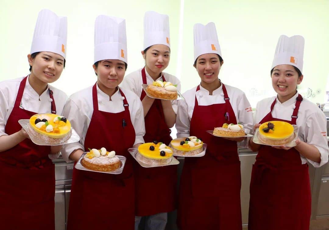 神戸製菓専門学校（公式）さんのインスタグラム写真 - (神戸製菓専門学校（公式）Instagram)「2年間でじっくり専門性を身につける#神戸製菓 の #製菓本科 。 2年生の#高度洋菓子実習 では、#1人2台 作りました😊 #パッションとフルーツのムース #パイナップルとココナッツの焼き菓子 です💓色鮮やかで綺麗ですよね✨☺️ #神戸製菓専門学校 #製菓本科 #1人1台 #計量から仕上げまで #全てを経験できる学校 #神戸 #三宮 #三ノ宮 #カフェ #パティシエ #お菓子 #お菓子作り #お菓子作り好きな人と繋がりたい #パティシエになりたい #マンゴー #パイナップル #ムース #焼き菓子 #instalove #instagood #pattistagram2019」7月1日 21時45分 - kobeseika_info