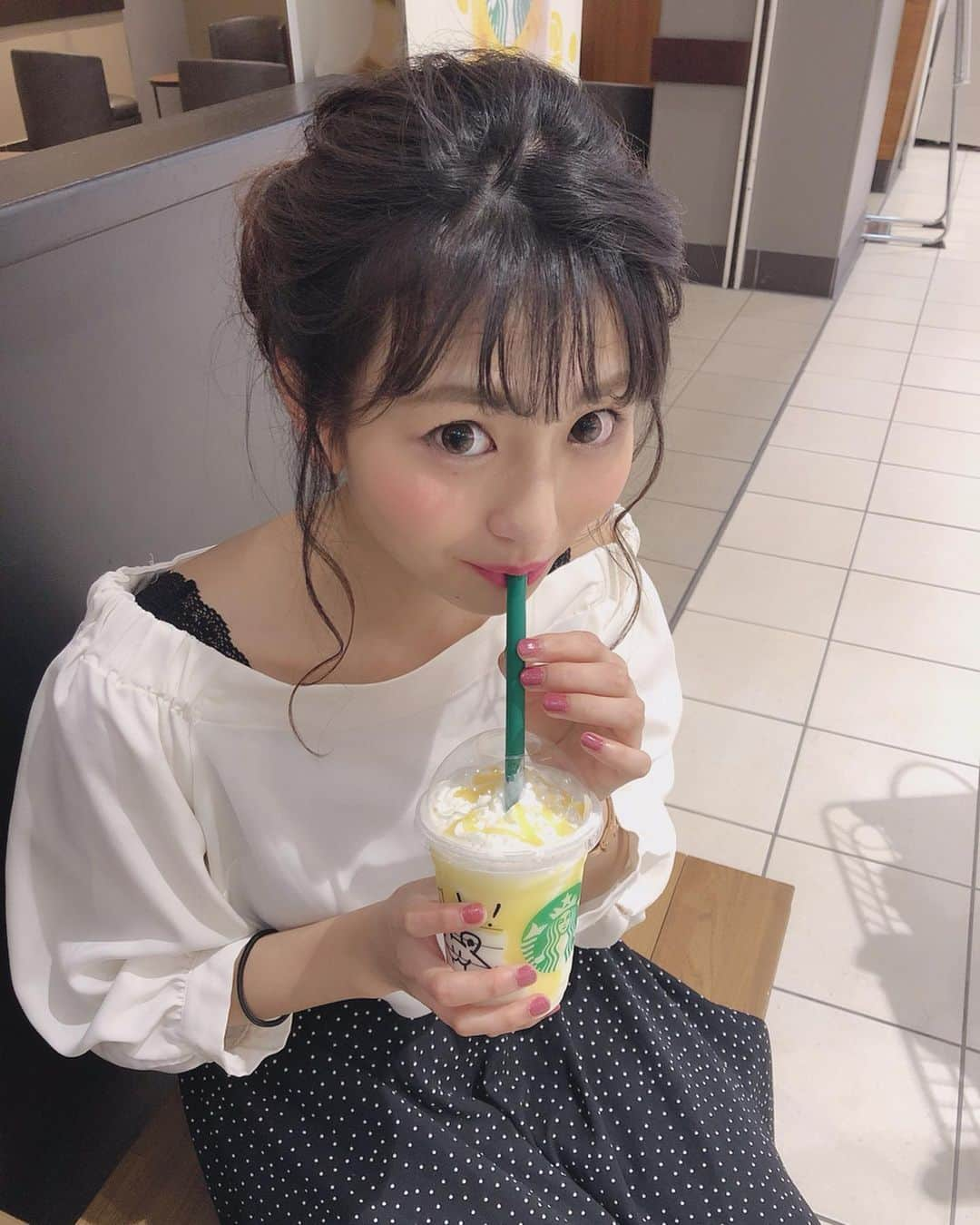 今川あかりのインスタグラム：「やっとスタバのレモン発酵ヨーグルトフラペチーノ飲んだ〜🍋🍋🍋 店員さんに書いてもらったんだけど🐻かな？🐭かな？笑  ヘアアレンジかわいい❤︎ ・ #starbucks #レモン発酵ヨーグルトフラペチーノ #ヘアアレンジ」