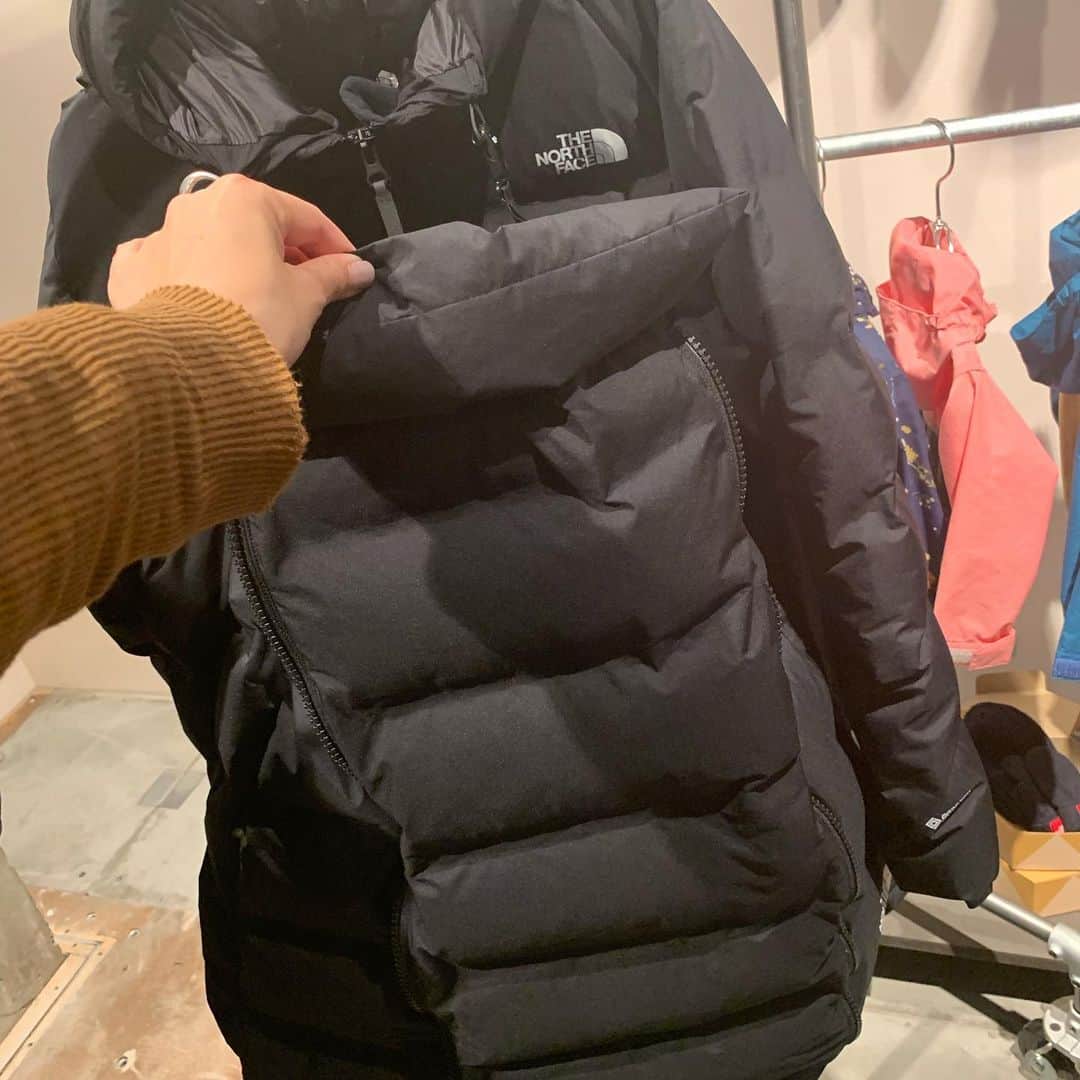 VERY編集部さんのインスタグラム写真 - (VERY編集部Instagram)「. THE NORTH FACEから なんとマタニティライン用ダウンが 登場するそう🤰❗️ . フロントのファスナーとアジャストできる 同素材のおくるみが付属され、 妊娠後期〜抱っこ期まで ずーっと使える画期的な一枚。 . おくるみは単体でも ベビーカーや抱っこ紐の上からかける カバーとして使える優れものです🥺 . もともとあった単体のおくるみを、 より機能的にダウンと一体化もできるよう 開発されたのがこちらの商品だそう。 . お値段は78,000円。 もちろん安くはないけれど、 言うまでもなくノースならではの 最強の保温性や着心地、 そして抱っこ期を卒業したあとも おくるみを外せば5枚目の写真のように スッキリとしたロングダウンとして 着られることを考えたら、 もはやこれはかなり高コスパでは！と VERYスタッフで盛り上がりました。 . カラーは黒とカーキの2色。 どうしてもほっこりした方向に 転びがちな冬のマタニティスタイルですが、 これがあれば産まれるまでも産んでからも 通年スタイリッシュなママでいられるはず😎 (5年前自分の妊娠中にも欲しかった😂！) . マタニティグッズは 本当に数年でどんどん進化するんだな...と 実感した一着でした🧥 (編集H.S)  #thenorthface #ノースフェイス #マタニティ #マタニティファッション #ママファッション #very #雑誌very #🤰」7月1日 21時47分 - veryweb.jp