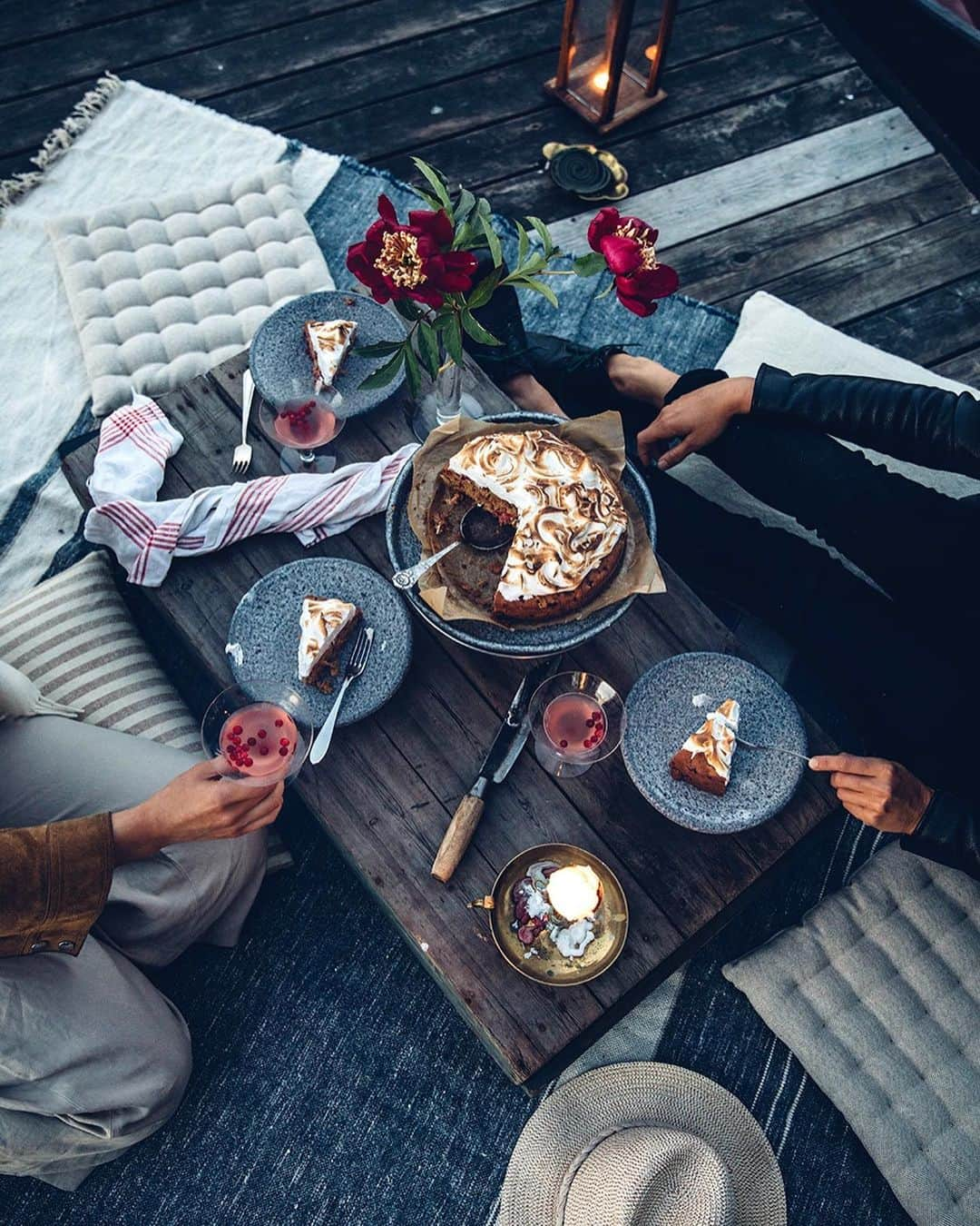 Our Food Storiesさんのインスタグラム写真 - (Our Food StoriesInstagram)「Summer picnics at @fridainthevalley place are the best ✨ Happy Monday guys 🌞 #ourfoodstories  ____ #valleyschoolhouse #picnicfood #picnicparty #germanfoodblogger #foodstylist #foodphotographer #fellowmag #simplejoys #saveurmag #cakelover #glutenfri #glutenfrei #glutenfreerecipes #summervibes #visitsweden #summermood」7月1日 21時48分 - _foodstories_