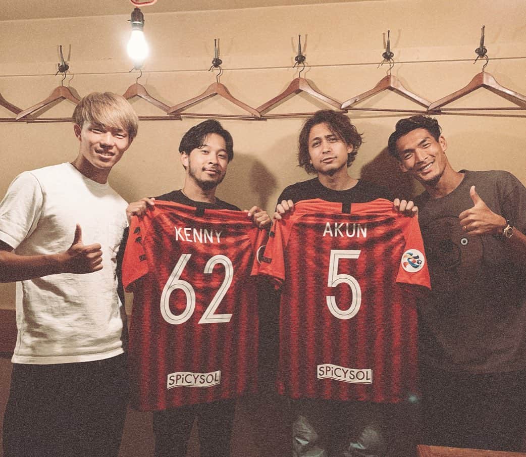 KENNY（吉原健司）さんのインスタグラム写真 - (KENNY（吉原健司）Instagram)「遅くなってしまったが、、 最高のプレゼントいただきました🙏🏾🔥 これ着て早く応援行きてぇ〜😍 62は俺の誕生日。アクンの5は分かりません。 スポーツ最高！！！ #浦和レッズ#soccer#football」7月1日 20時14分 - kenny_yoshihara