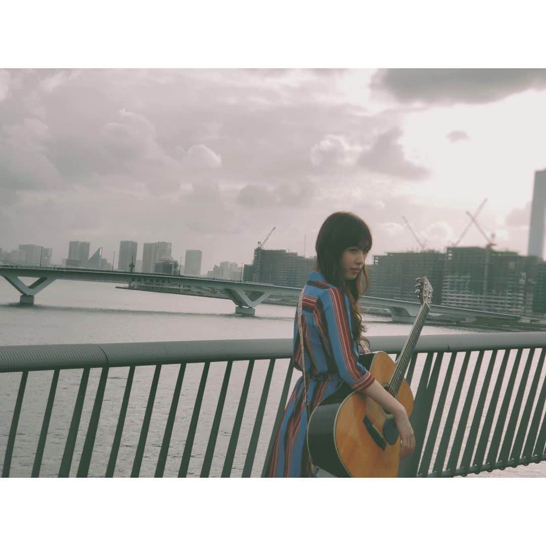 大原ゆい子のインスタグラム：「高い場所 下が水なら まだマシです  #ゼロセンチメートル #発売まであと16日」