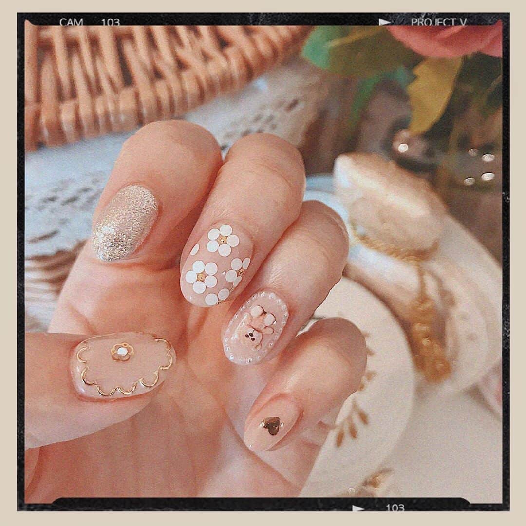 のインスタグラム：「#Newnail  とーっても可愛いネイルにしてもらった🐻♡ * 久しぶりにジェルネイルがしたくなって行ってきました🤣💓 * #ネイル#くまネイル#ガーリーネイル#ネイルデザイン#nail#naildesign」