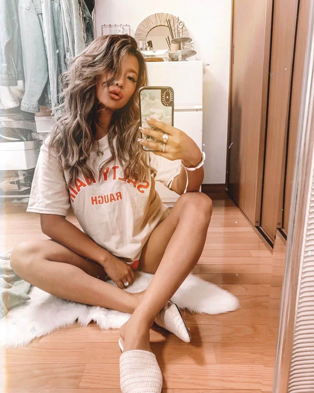 のインスタグラム：「🍊 . . 今日から発売の @raugh___official の新作ロゴTEE このグレージュっぽい色味もNICE❤︎ 私の着てるサイズはSだよー ピンクのパンチラは 見せパンなのであえてだよw . . #みんなでraugh」