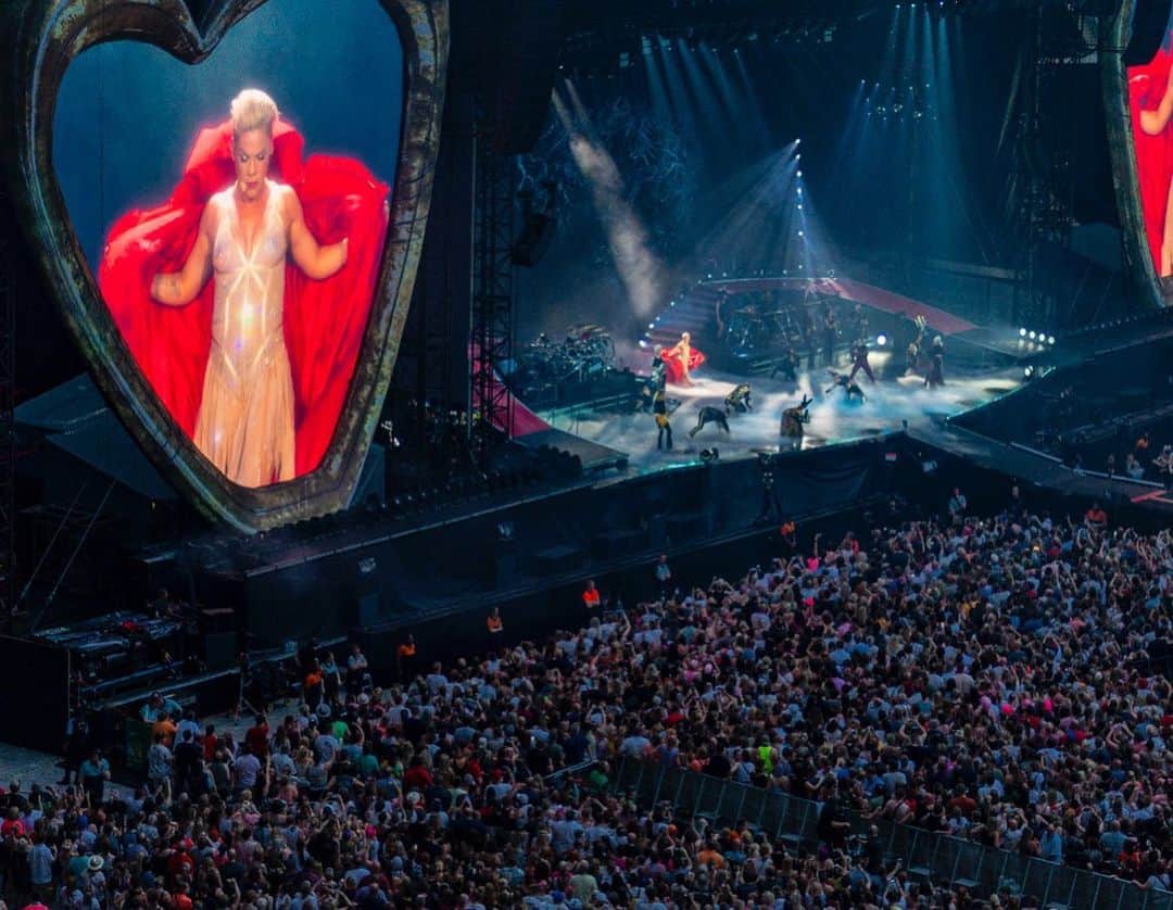P!nk（ピンク）さんのインスタグラム写真 - (P!nk（ピンク）Instagram)「Wembley. 🙏 photos by  @andrewmacpherson_official」7月1日 20時28分 - pink