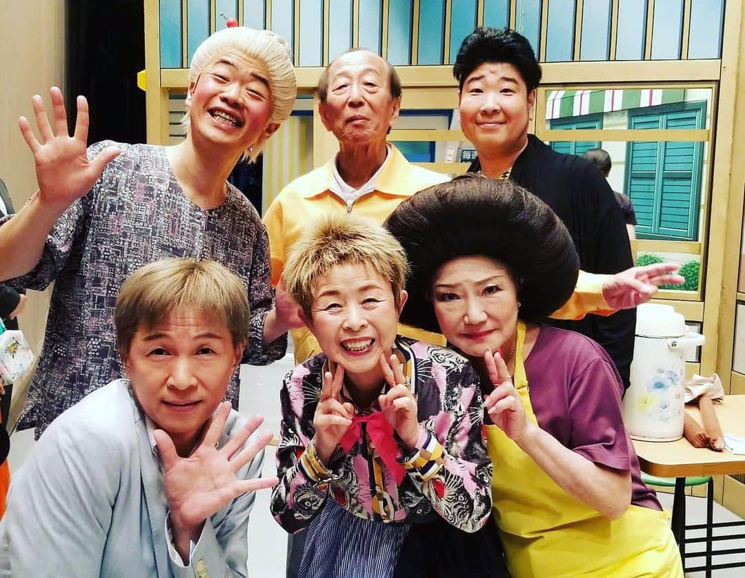 アキ（荒木良明）さんのインスタグラム写真 - (アキ（荒木良明）Instagram)「千穐楽🙏✨✨僕、おしみさんの息子役。でも実はおしみさんは育ての親で生みの親は末成由美姉さん。そしてみどり師匠は僕の婚約者。安尾さんはうどん屋のアルバイト。やなぎ師匠は向かいのクリーニング屋さん。あー、1週間楽しかった🤗  #祇園花月 #清水けんじ リーダー週 #感謝」7月1日 20時28分 - mizutamareppuaki