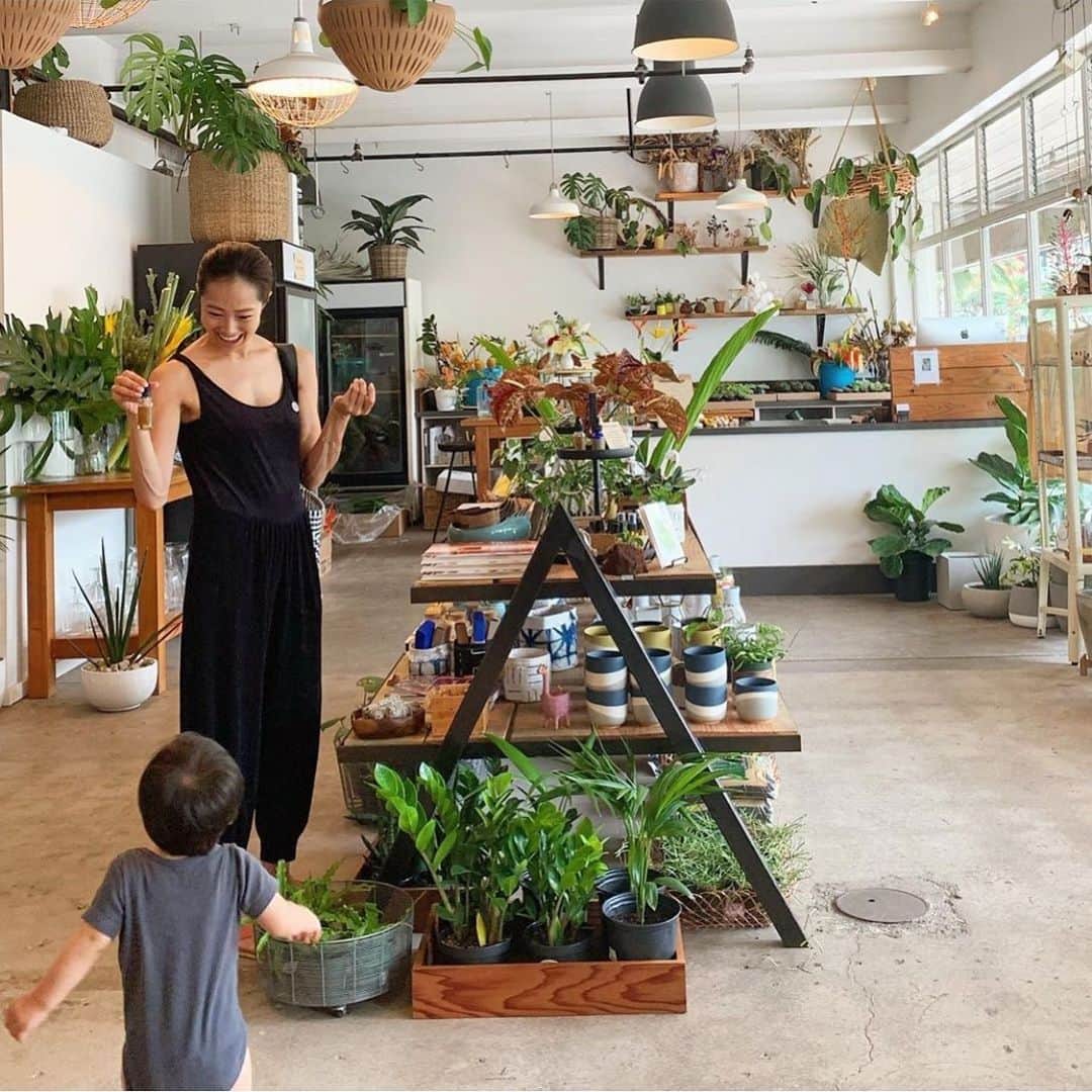 BORDERS at BALCONYのインスタグラム：「@bordersatbalcony_official の「SUMMER VELOR JUMP-SUIT」（通称 #アラジン #ジャンプスーツ）をご着用くださり、ありがとうございます‼ 「SUMMER VELOR JUMP-SUIT」は光沢感をおさえた大人サマーベロアです。表面は少しクラッシュド加工のムラ感が特徴、カジュアル感を残した質感が新鮮です。vacationで水着の上やベアトップの上に、さっと一枚で着れるジャンプスーツです。　⁠⠀」