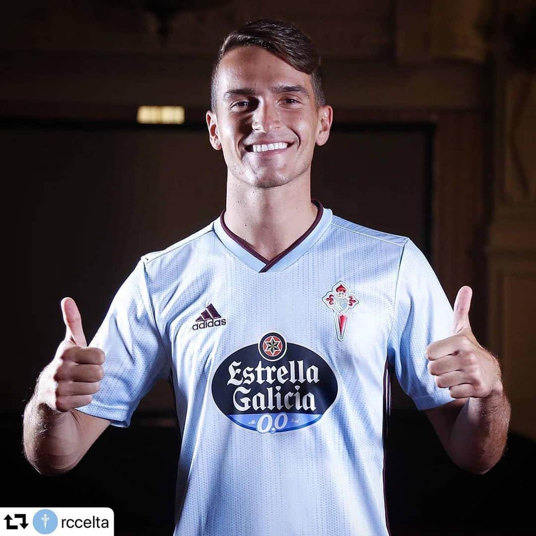 LFPさんのインスタグラム写真 - (LFPInstagram)「@denissuarezfernandez is happy as a new @rccelta player! 😄👍🏻💙 • #DenisSuarez #Celta #LaLigaSantander #LaLiga #LaLigaTransfers」7月1日 20時32分 - laliga