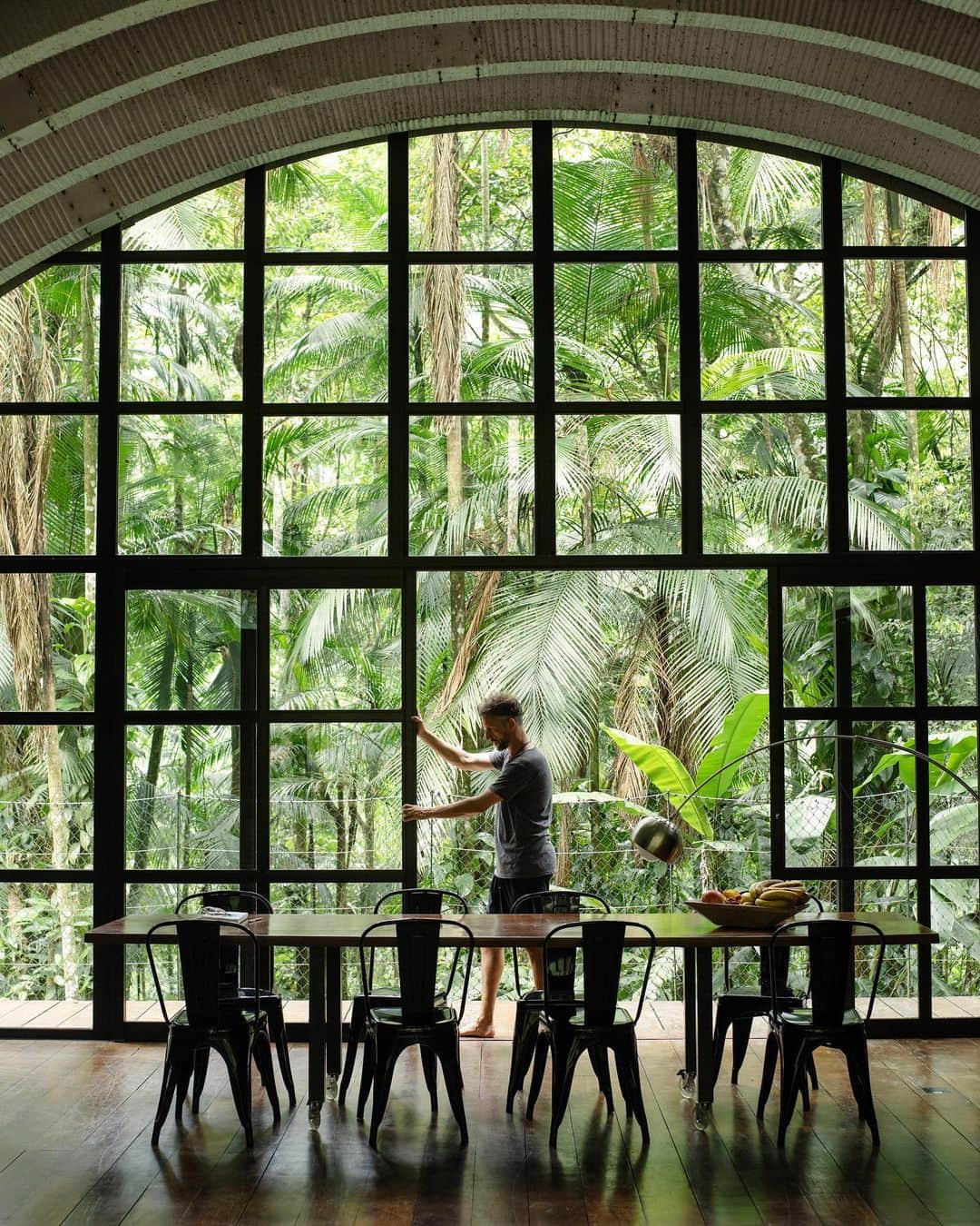 Airbnbさんのインスタグラム写真 - (AirbnbInstagram)「The rainforest itself inspired Marko’s design of Arca, the house he built on an ecological reserve in Brazil’s Mata Atlântica. Building the home with members of the local Penha community was a labor of love. But Marko says sharing it as a host has been even more gratifying. He loves seeing guests “connect with this house’s purpose … which is to connect with yourself and with nature.”」7月1日 20時37分 - airbnb