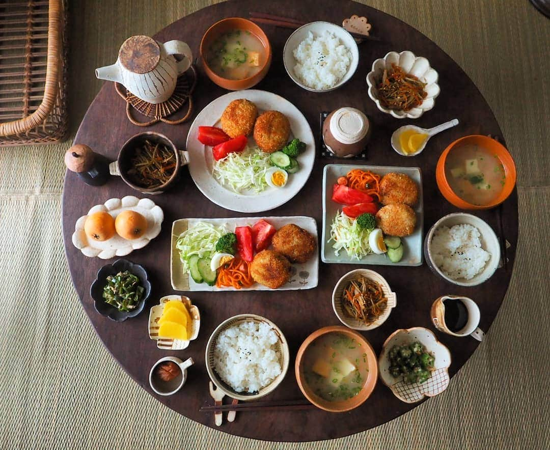 ゆうこさんのインスタグラム写真 - (ゆうこInstagram)「今日の晩ごはん。 旦那さんは帰りが遅いので３人で食べました。  コロッケは娘と作りました🍴😊 衣につかった生パン粉は、パン屋さんで買ってきたのですが、 いつもより サクサクで美味しくできました✨ ・ ・  オクラは娘が小学校で収穫したのを3本持ってかえってくれたので、おかか醤油和えにしました✨  普段、あまり食べたがらないオクラやピーマンなども、自分たちで育てた野菜なので、すすんで食べてくれて嬉しかったです✨ びわはご近所さんからいただきました。甘くて美味しかったです😊 ・ ・ ・  今日は、九州は大雨で大変なことになってるとニュースでみました。 みなさま、大丈夫でしょうか。 どうかこれ以上、被害がひろがりませんように。  #夕ごはん #献立#コロッケ #味噌汁#おうちごはん#無限ピーマン #COOKPAD #無印良品 #い草ラグ #器 #食器 #インテリア #和食 #ちゃぶ台 #扇風機 #文机 #古道具  #和の暮らし #びわ #きんぴらごぼう #今月もよろしくお願いします」7月1日 20時38分 - slow.life.works